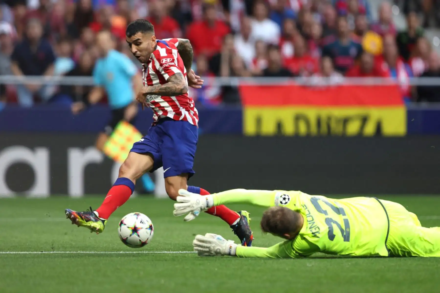 El delantero argentino del Atlético de Madrid Ángel Correa, compite con el portero belga del Club Brujas, Simon Mignolet, durante la primera ronda de la Liga de Campeones de la UEFA, grupo B, partido de fútbol entre el Club Atlético de Madrid y el Club Brujas en el estadio Wanda Metropolitano de Madrid. Foto: AFP