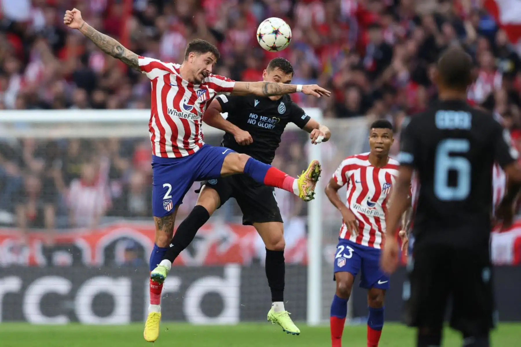El defensa uruguayo del Atlético de Madrid, José Giménez, y el delantero español del Club Brujas, Ferran Jutgla, compiten por un cabezazo durante la primera ronda de la Liga de Campeones de la UEFA, grupo B, partido de fútbol entre el Club Atlético de Madrid y el Club Brujas en el estadio Wanda Metropolitano de Madrid. Foto: AFP