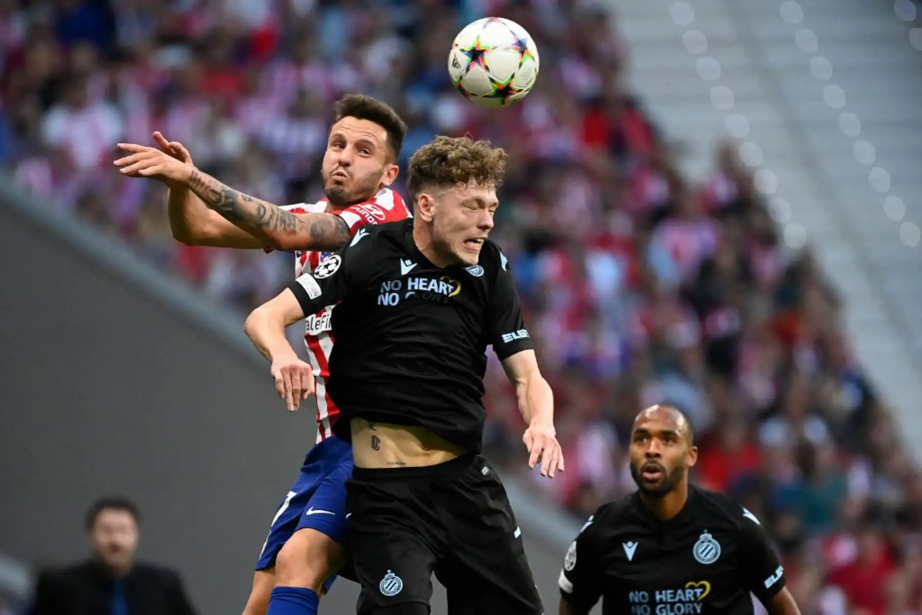 El centrocampista español del Atlético de Madrid Saul Niguez y el centrocampista danés del Club Brugge Andreas Skov Olsen compiten por un cabezazo durante la primera ronda de la Liga de Campeones de la UEFA, grupo B, partido de fútbol entre el Club Atlético de Madrid y el Club Brugge en el estadio Wanda Metropolitan. Foto: AFP