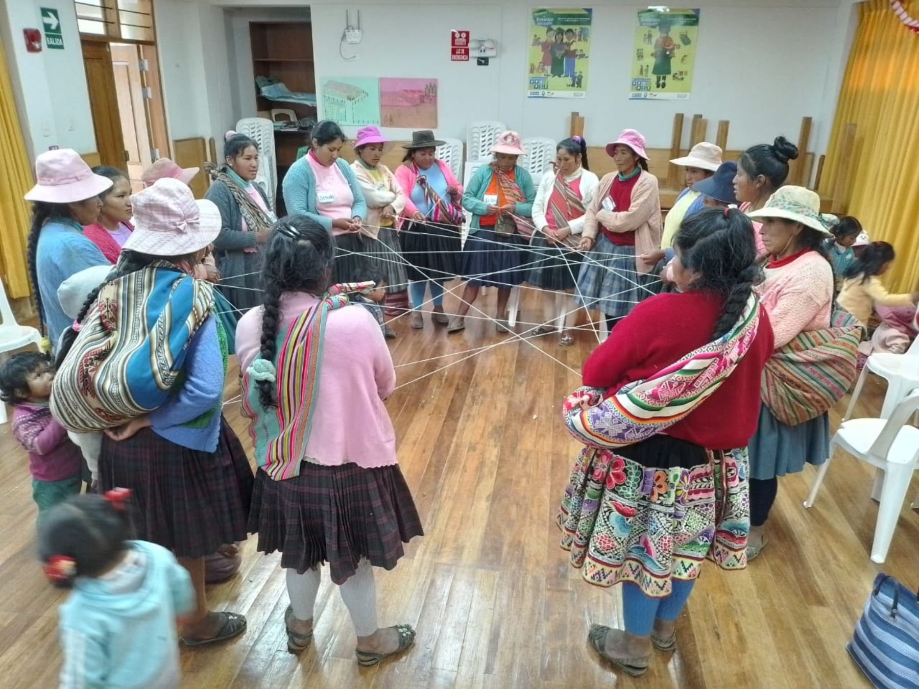 Especialistas del Ministerio de Trabajo capacitan en autoempleo a personas en situación de pobreza y vulnerabilidad de las regiones Apurímac, Cusco y Tacna.