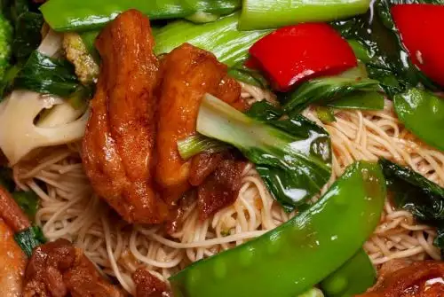 Entre los muchos conocimientos y tradiciones aportados por esa milenaria cultura asiática al Perú destaca su culinaria. Esta trajo consigo insumos que se adaptaron perfectamente al gusto local y hoy forman parte inherente de la deliciosa cocina fusión que forma parte de la vasta y variada oferta gastronómica peruana que conquista paladares dentro y fuera del país.