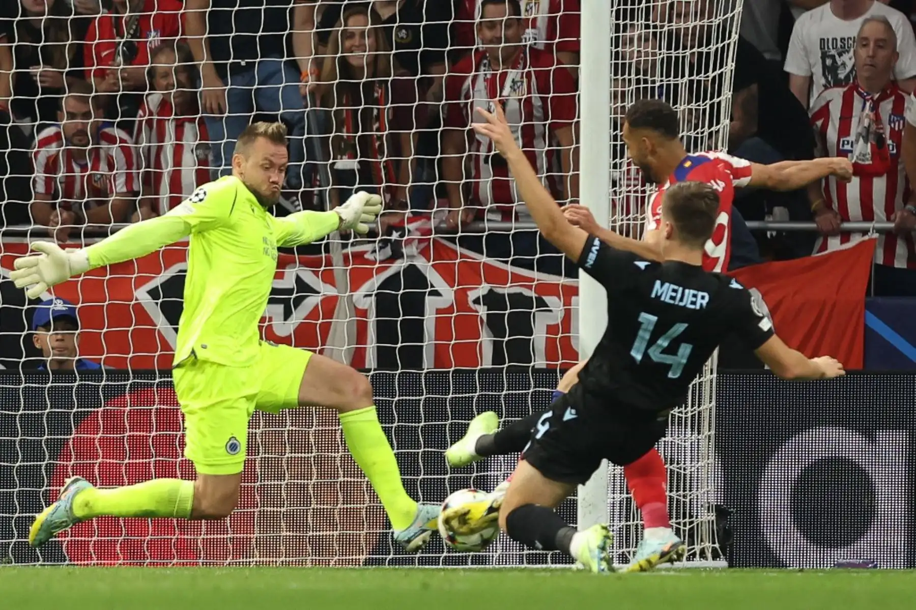 El delantero brasileño del Atlético de Madrid Matheus Cunha, falla un intento de gol durante la primera ronda de la Liga de Campeones de la UEFA, grupo B, partido de fútbol entre el Club Atlético de Madrid y el Club Brugge en el estadio Wanda Metropolitano de Madrid. Foto: AFP