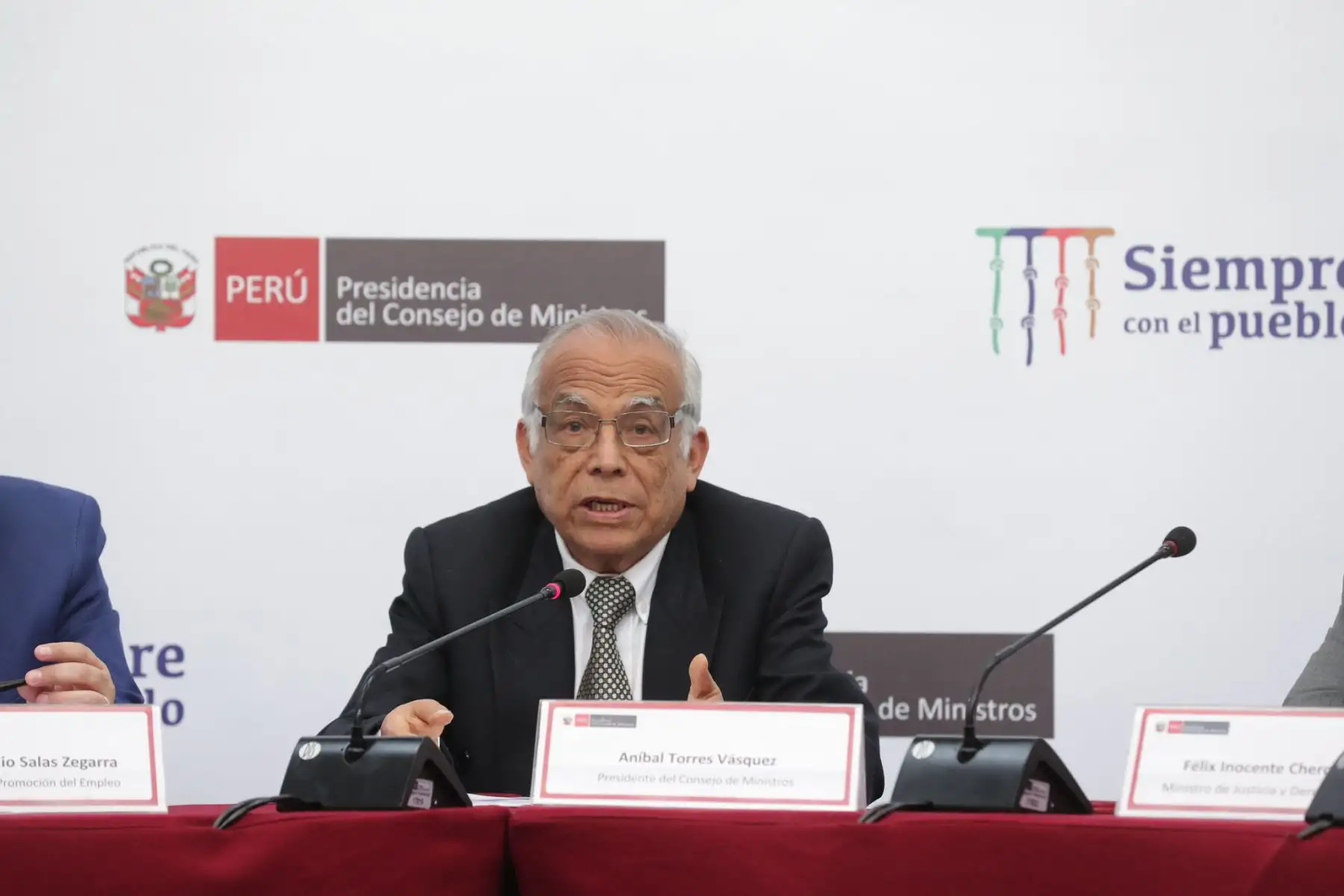 El jefe del Gabinete Ministerial, Aníbal Torres, acompañado de ministros de Estado, informa a la ciudadanía sobre las últimas decisiones adoptadas en la última sesión del Consejo de Ministros. Foto:ANDINA/PCM