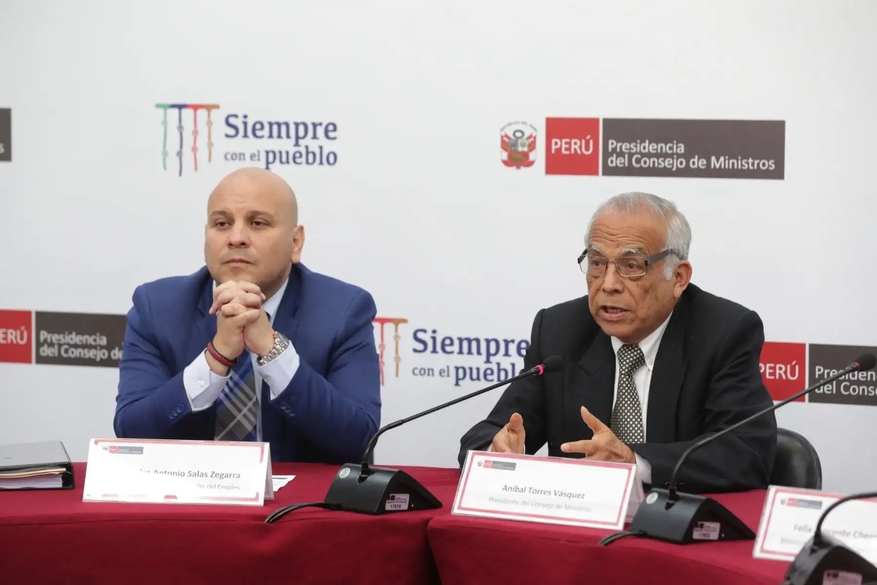 El jefe del Gabinete Ministerial, Aníbal Torres, acompañado de ministros de Estado, informa a la ciudadanía sobre las últimas decisiones adoptadas en la última sesión del Consejo de Ministros. Foto:ANDINA/PCM