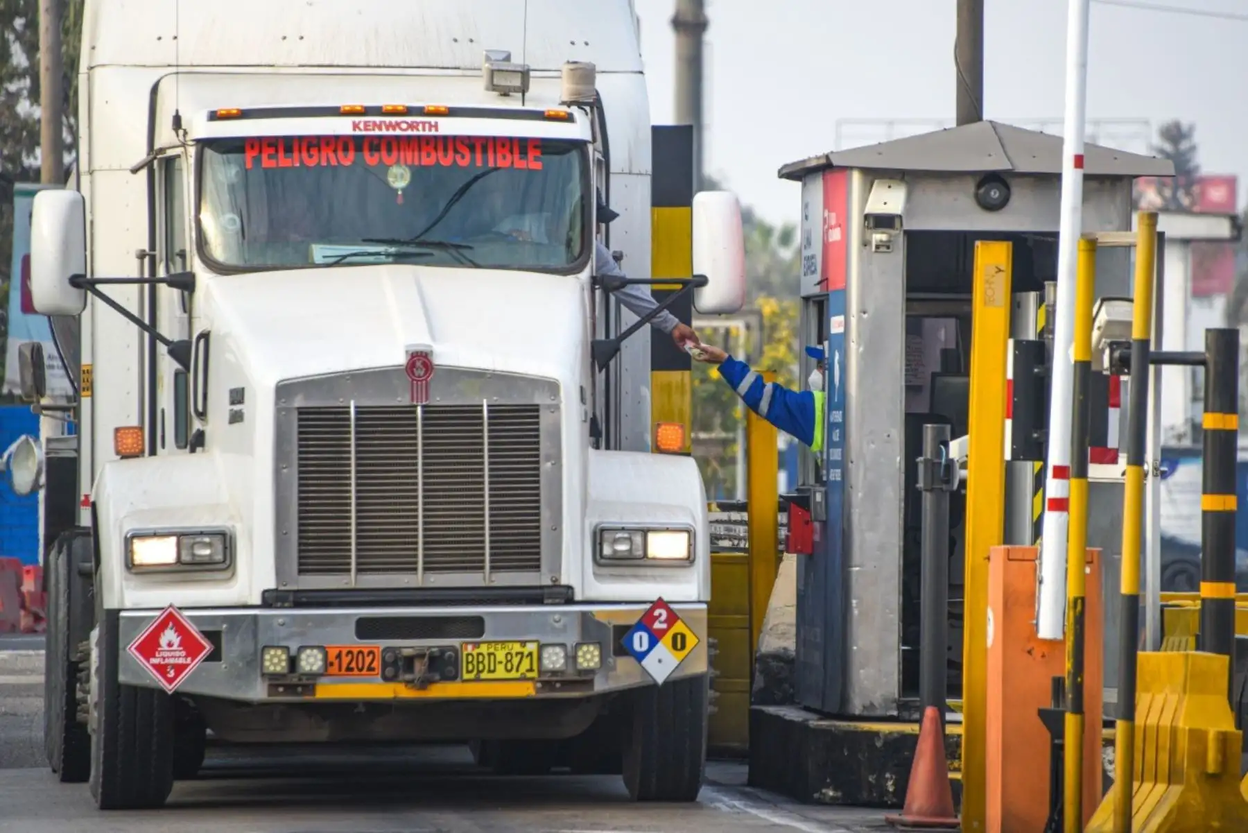 Transportistas de regiones: podrán pedir devolución del 40 % de pago de peajes