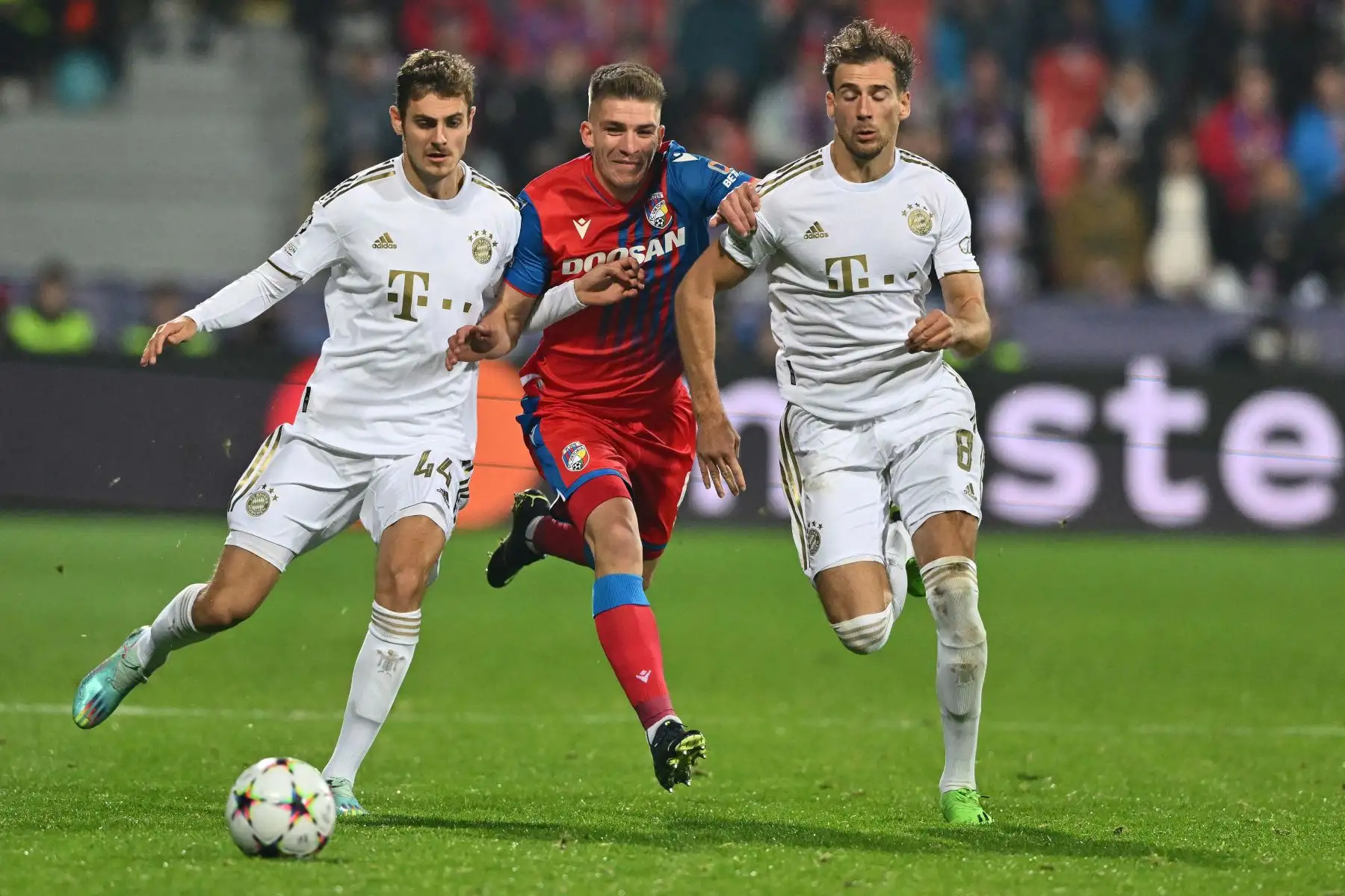 El defensor alemán del Bayern de Múnich, Josip Stanisic, el defensor checo de Viktoria Plzen, Libor Holik, y el centrocampista alemán del Bayern de Múnich, Leon Goretzka, disputan el balón durante el partido de fútbol del grupo C de la Liga de Campeones de la UEFA
Foto: AFP