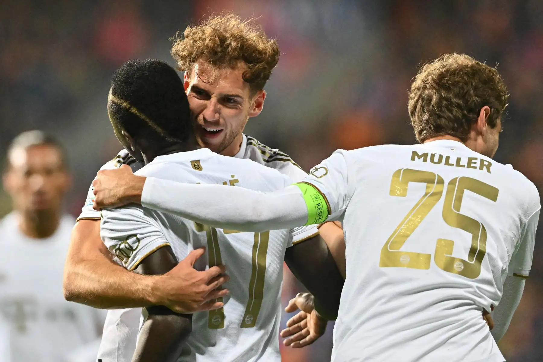 El delantero senegalés del Bayern de Múnich, Sadio Mane, celebra marcar el gol inicial con sus compañeros, el centrocampista alemán del Bayern de Múnich, Leon Goretzka ,y el delantero alemán del Bayern de Múnich, Thomas Mueller, durante el partido de fútbol del Grupo C de la Liga de Campeones de la UEFA.
Foto: AFP
