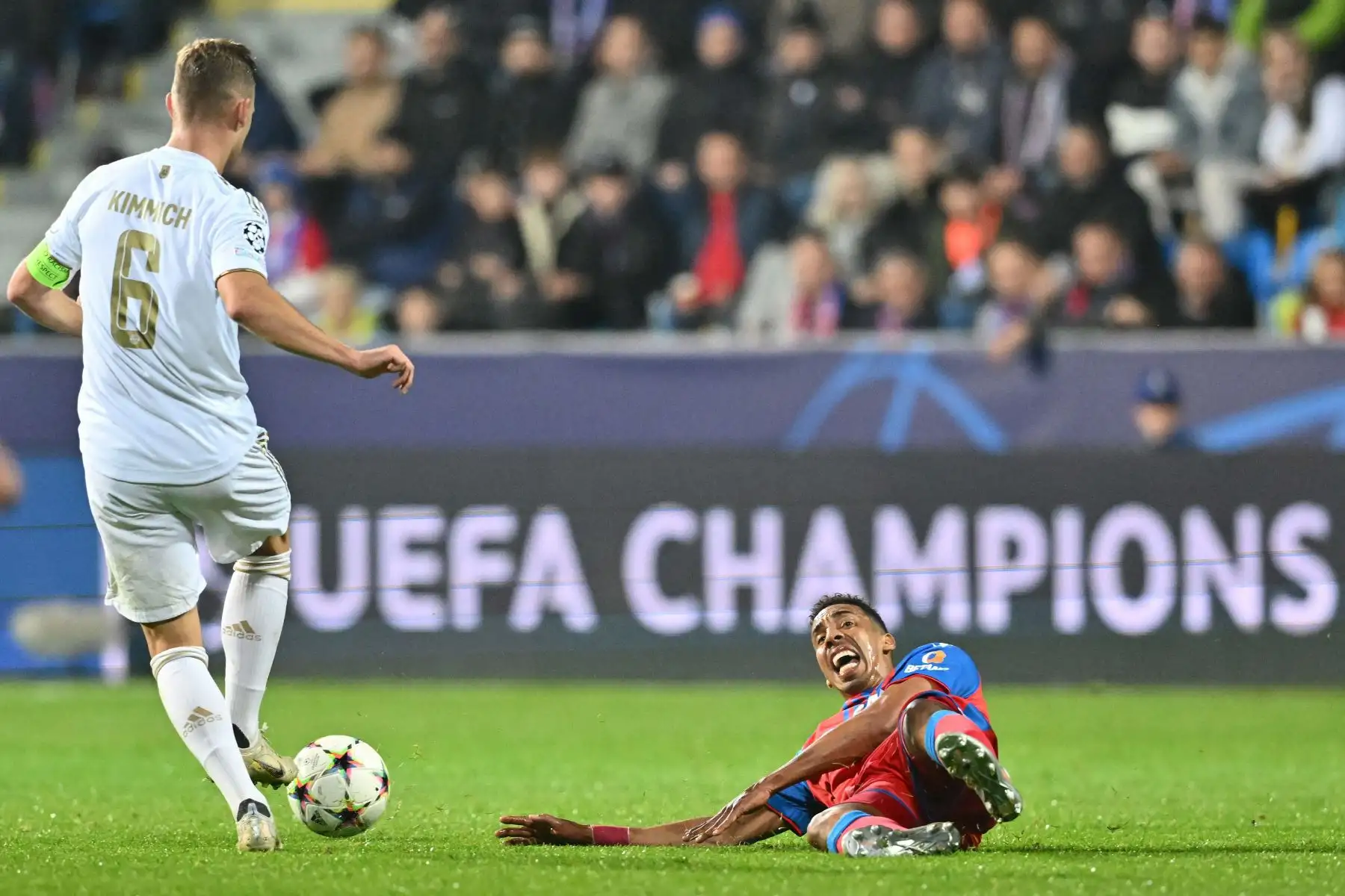 El mediocampista alemán del Bayern de Múnich, Joshua Kimmich, juega el balón después de que el mediocampista colombiano del Viktoria Plzen, Jhon Mosquera, recibiera una falta durante el partido de fútbol del Grupo C de la Liga de Campeones de la UEFA
Foto: AFP