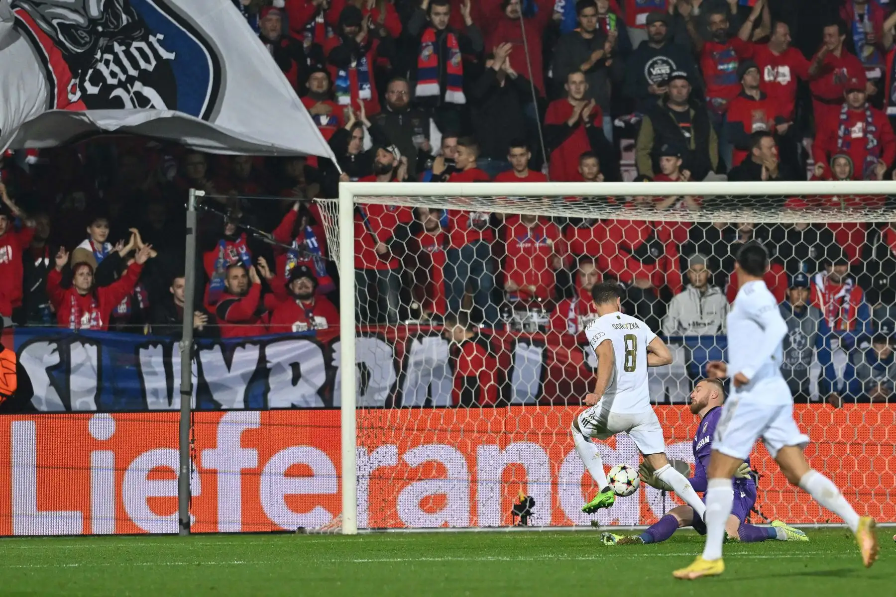 El portero checo del Viktoria Plzen, Jindrich Stanek, impide que el mediocampista alemán del Bayern de Múnich, Leon Goretzka, marque durante el partido de fútbol del Grupo C de la Liga de Campeones de la UEFA.
Foto: AFP