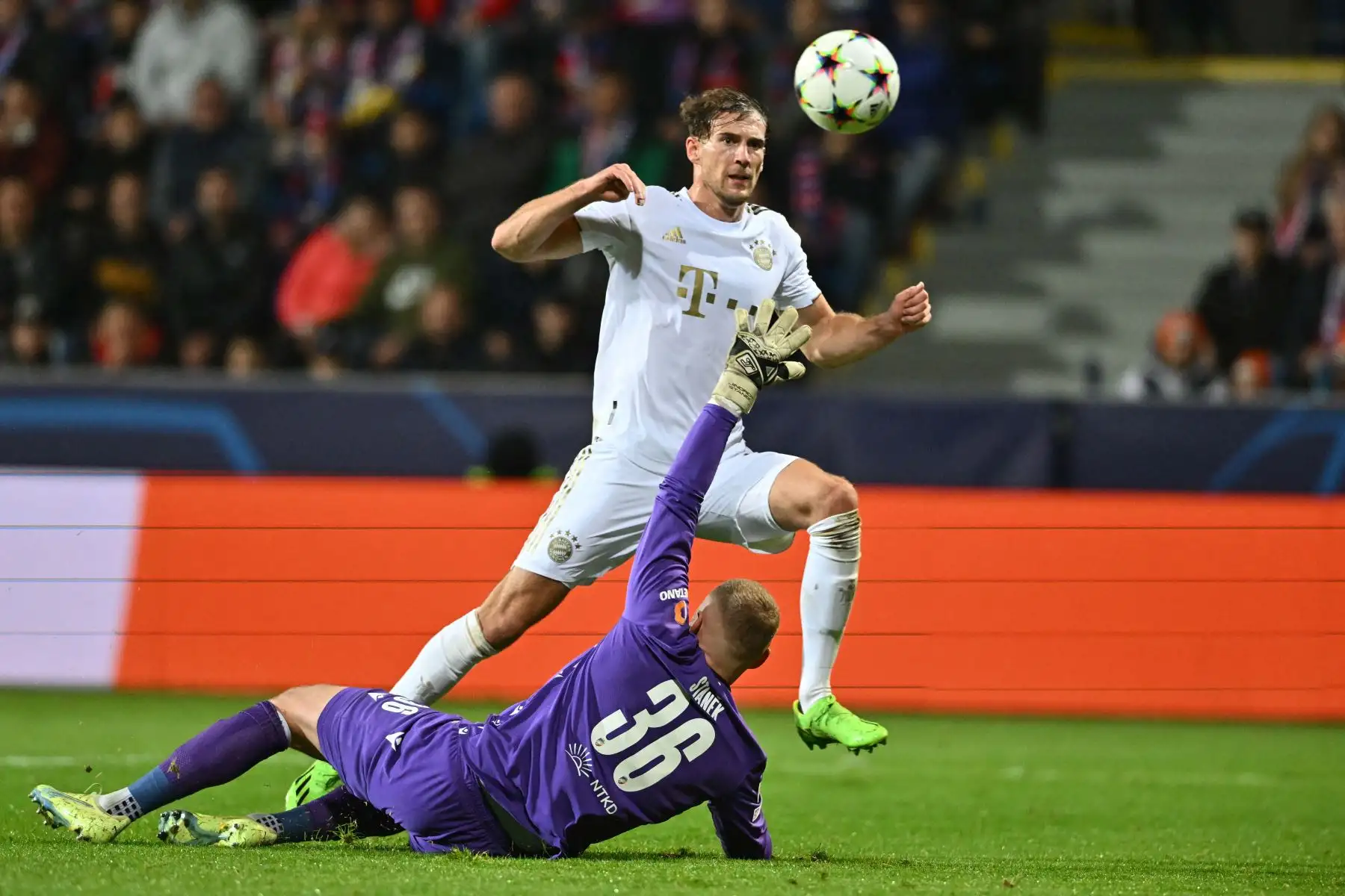 El portero checo del Viktoria Plzen, Jindrich Stanek, impide que el mediocampista alemán del Bayern de Múnich, Leon Goretzka, marque durante el partido de fútbol del Grupo C de la Liga de Campeones de la UEFA.
Foto: AFP