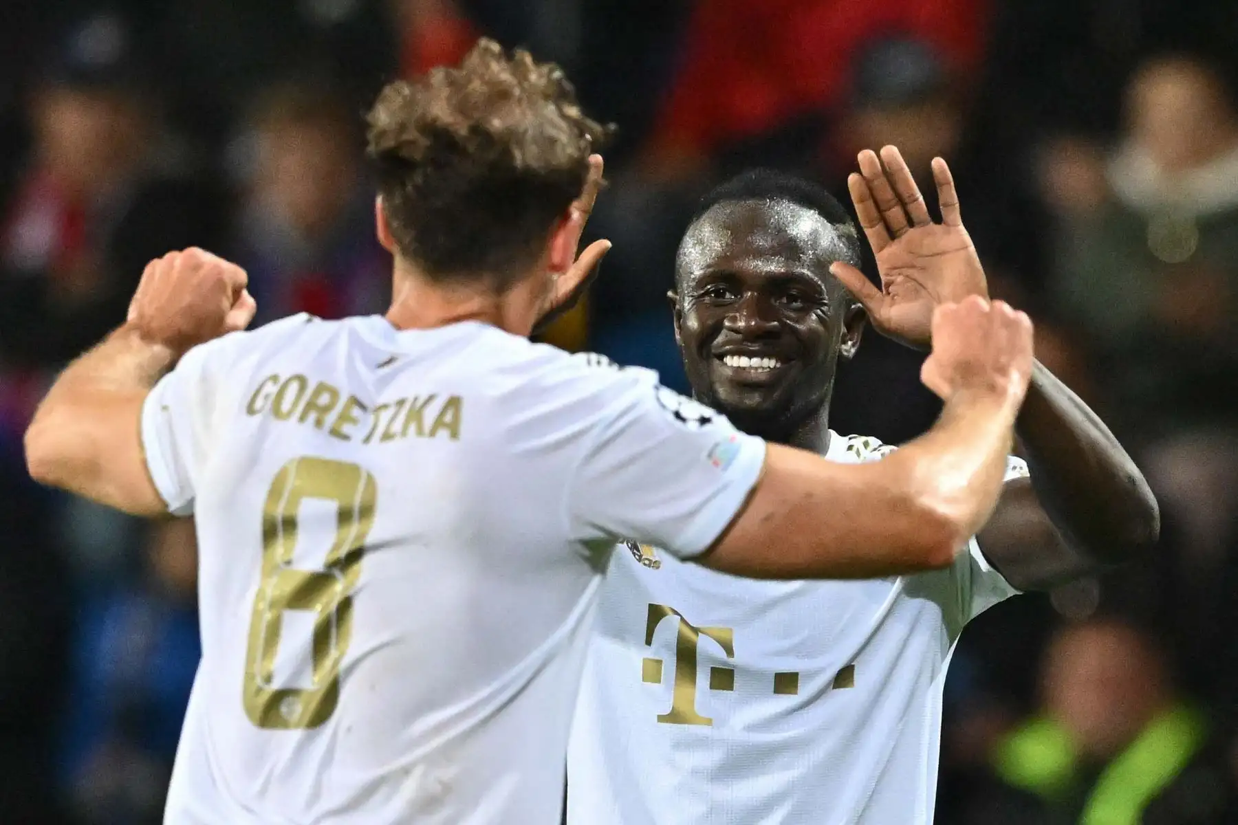 El portero checo del Viktoria Plzen, Jindrich Stanek, impide que el mediocampista alemán del Bayern de Múnich, Leon Goretzka, marque durante el partido de fútbol del Grupo C de la Liga de Campeones de la UEFA.
Foto: AFP
