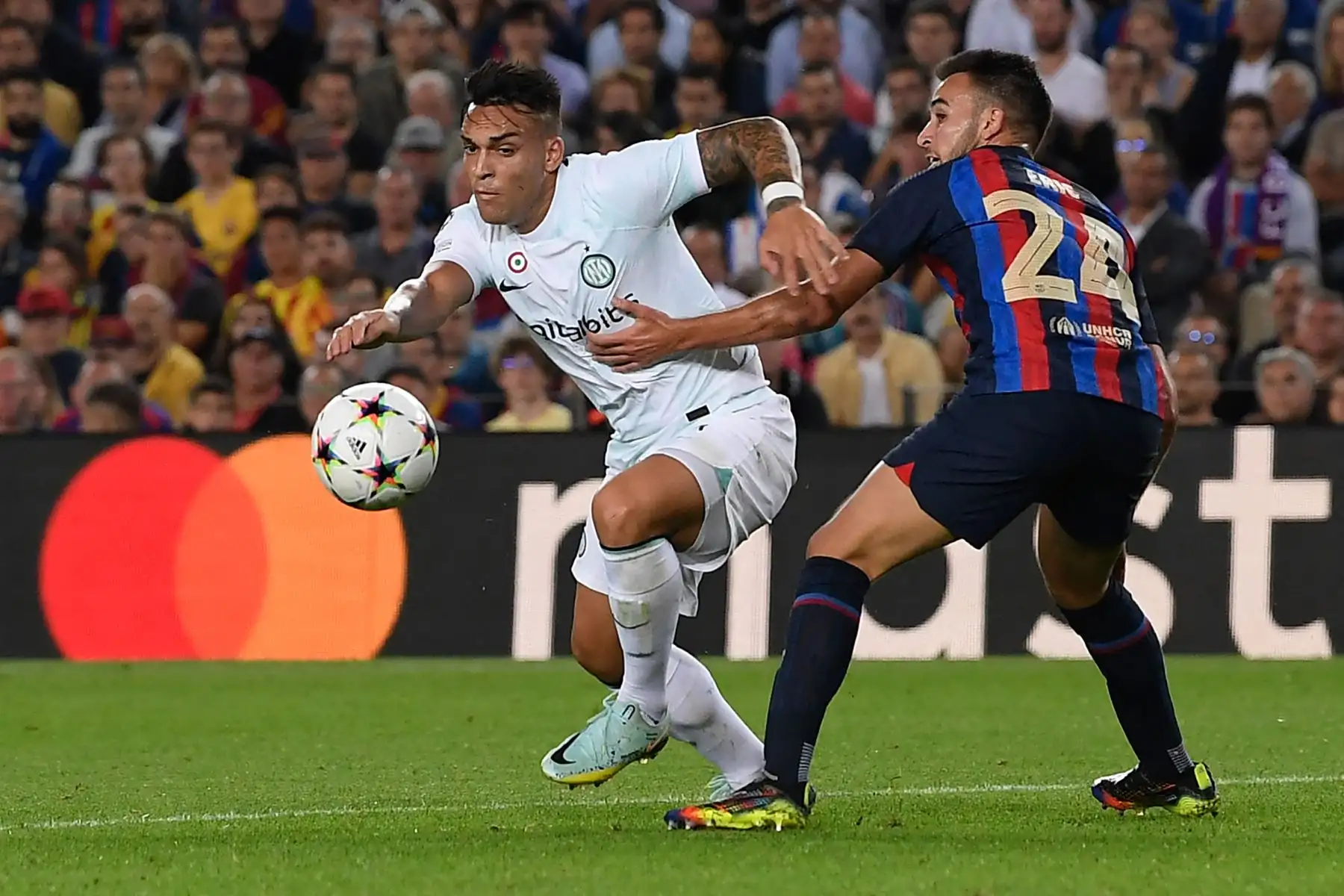 El delantero argentino del Inter de Milán, Lautaro Martínez, compite con el delantero español del Barcelona, Eric García, durante la primera ronda de la Liga de Campeones de la UEFA, grupo C, partido de fútbol entre el FC Barcelona y el Inter de Milán en el estadio Camp Nou de Barcelona. Foto: AFP
