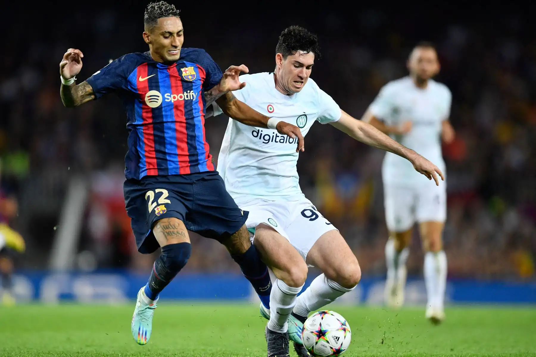 El delantero brasileño de Barcelona Raphinha compite con el defensor italiano del Inter de Milán Alessandro Bastoni durante la primera ronda de la Liga de Campeones de la UEFA, grupo C, partido de fútbol entre el FC Barcelona y el Inter de Milán en el estadio Camp Nou. Foto: AFP