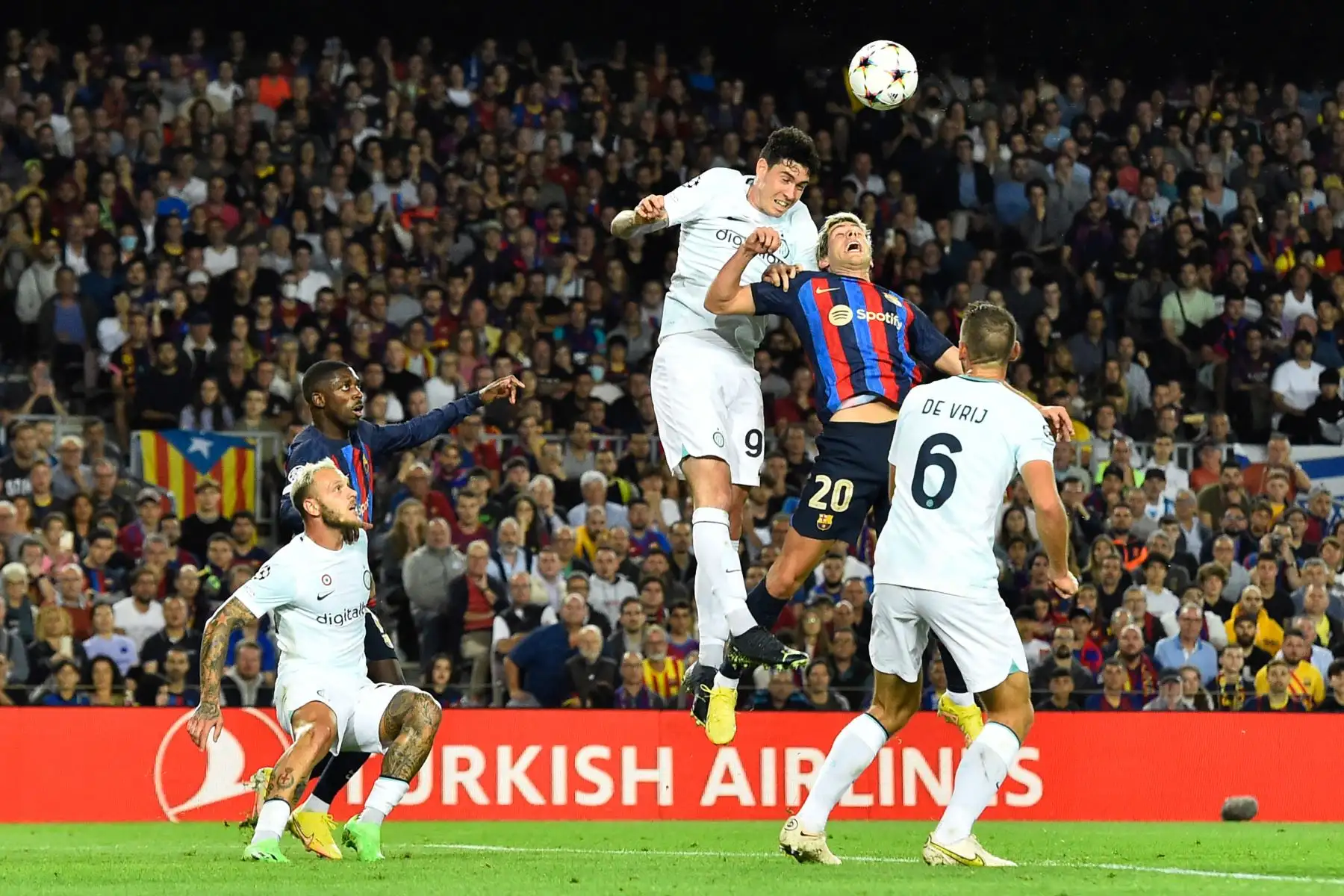 El defensor italiano del Inter de Milán Alessandro Bastoni compite con el defensor español del Barcelona Sergi Roberto por un cabezazo durante la primera ronda de la Liga de Campeones de la UEFA, grupo C, partido de fútbol entre el FC Barcelona y el Inter de Milán en el estadio Camp Nou de Barcelona. Foto: AFP