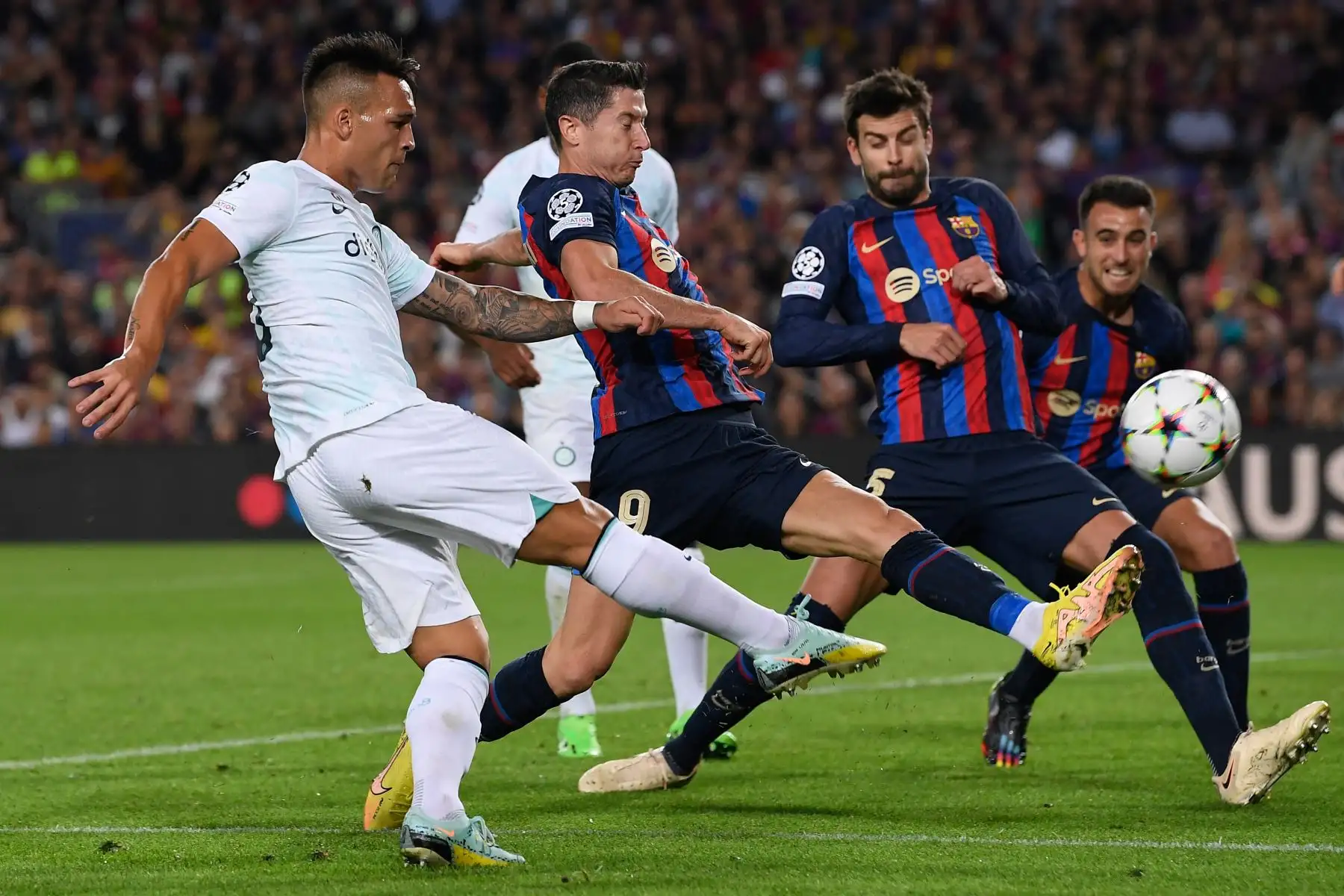 El delantero argentino del Inter de Milán Lautaro Martínez es desafiado por el delantero polaco de Barcelona Robert Lewandowski durante la primera ronda de la Liga de Campeones de la UEFA, grupo C, partido de fútbol entre el FC Barcelona y el Inter de Milán en el estadio Camp Nou de Barcelona. Foto: AFP