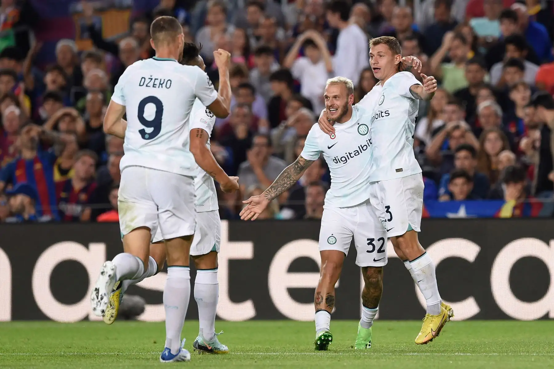 El centrocampista italiano del Inter de Milán, Nicolo Barella (R), celebra marcar el gol del empate durante la primera ronda de la Liga de Campeones de la UEFA, grupo C, partido de fútbol entre el FC Barcelona y el Inter de Milán en el estadio Camp Nou de Barcelona. Foto: AFP