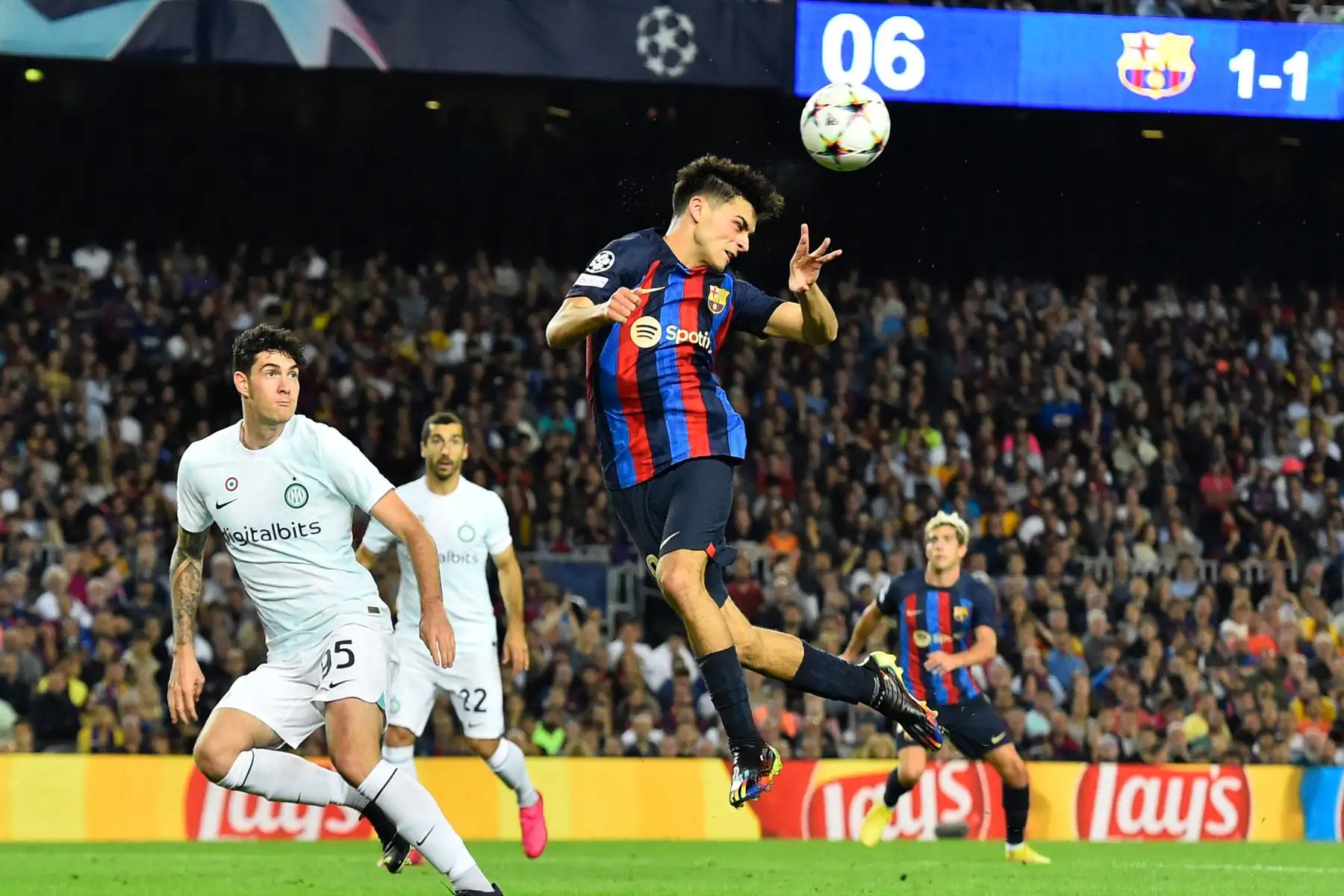 El centrocampista español de Barcelona Pedri encabeza el balón durante la primera ronda de la Liga de Campeones de la UEFA, grupo C, partido de fútbol entre el FC Barcelona y el Inter de Milán en el estadio Camp Nou de Barcelona. Foto: AFP