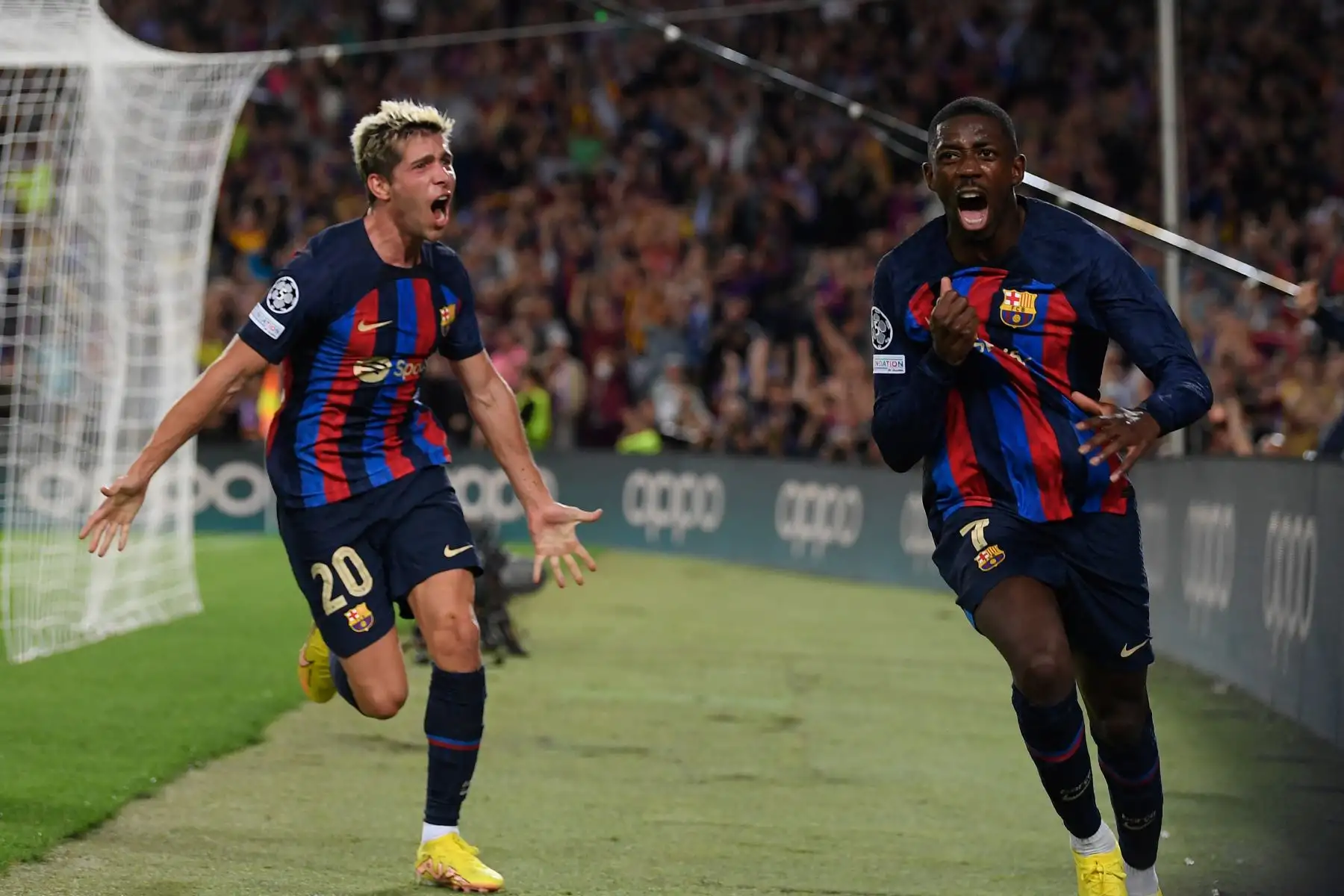 El delantero francés de Barcelona Ousmane Dembele (R) celebra marcar el gol de apertura durante la primera ronda de la Liga de Campeones de la UEFA, grupo C, partido de fútbol entre el FC Barcelona y el Inter de Milán en el estadio Camp Nou de Barcelona. Foto: AFP
