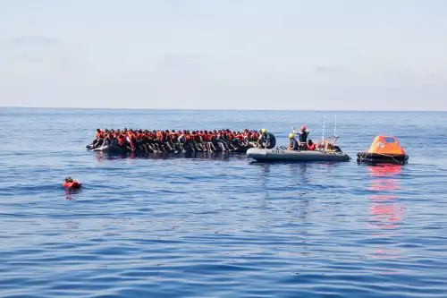 Rescate de migrantes africanos en el mar Mediterráneo. Imagen de la exposición 