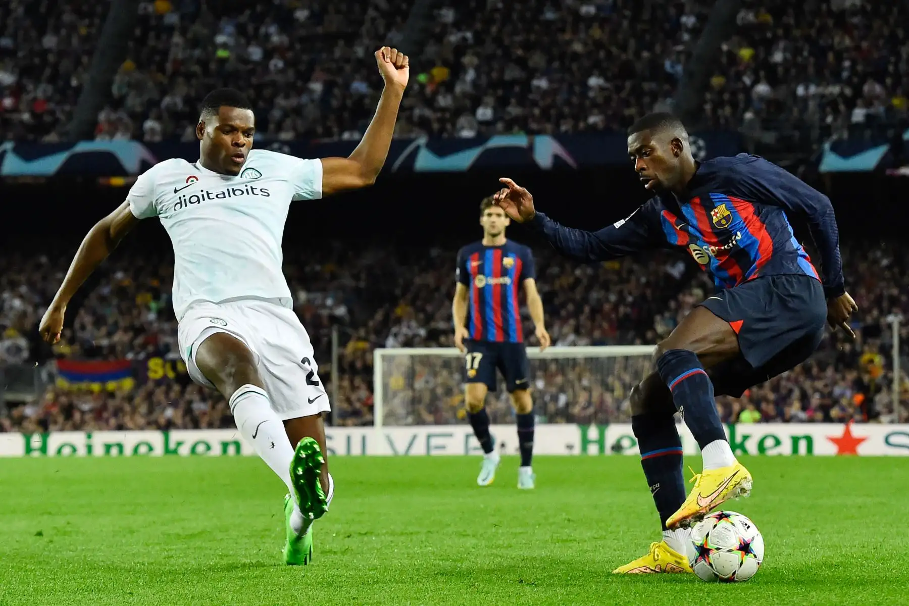 El centrocampista holandés del Inter de Milán Denzel Dumfries desafía al delantero francés de Barcelona Ousmane Dembele durante la primera ronda de la Liga de Campeones de la UEFA, grupo C, partido de fútbol entre el FC Barcelona y el Inter de Milán en el estadio Camp Nou de Barcelona. Foto: AFP