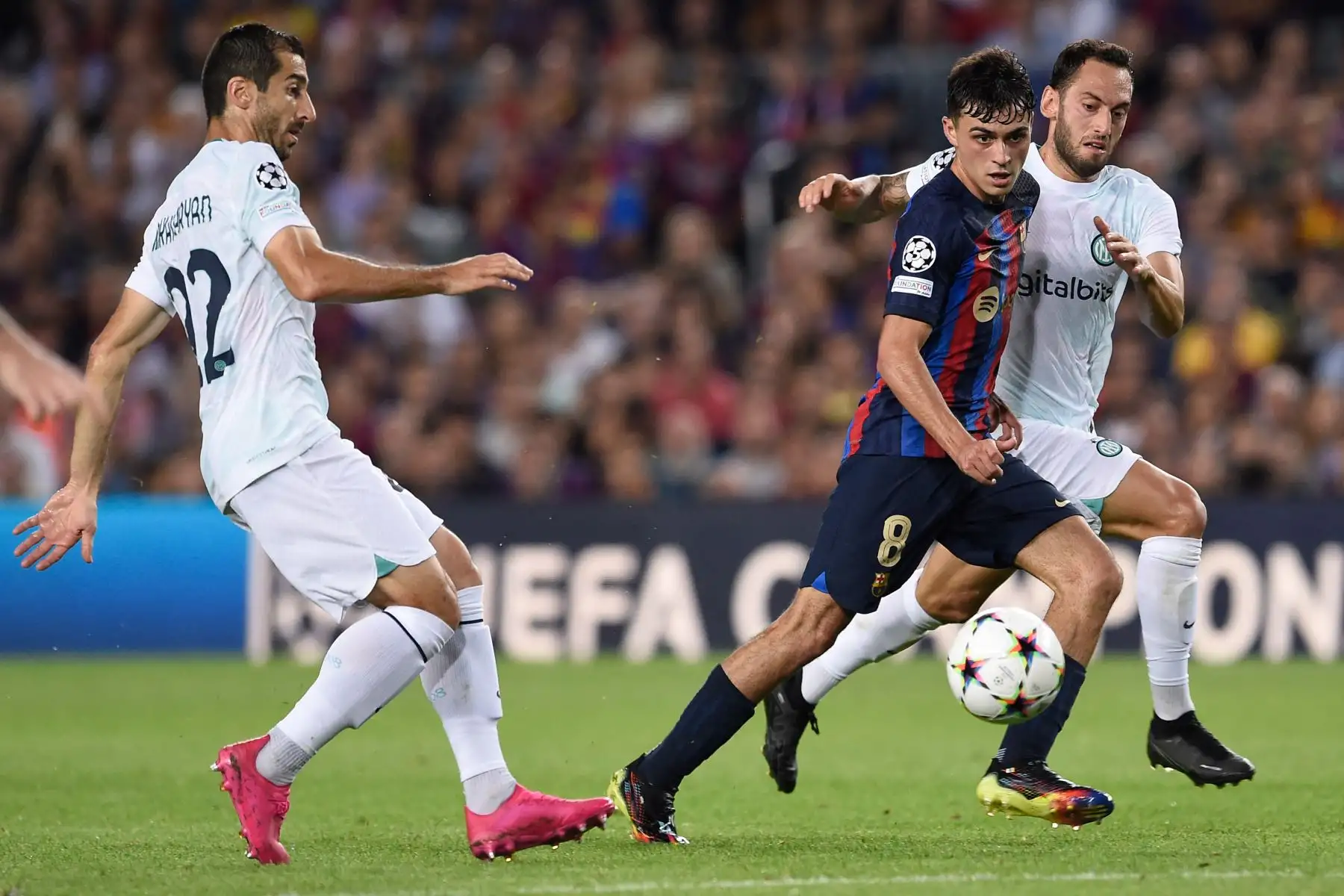 El centrocampista español de Barcelona Pedri compite con el defensor holandés Stefan de Vrij  del Inter de Milán durante la primera ronda de la Liga de Campeones de la UEFA, grupo C, partido de fútbol entre el FC Barcelona y el Inter de Milán en el estadio Camp Nou de Barcelona. Foto: AFP