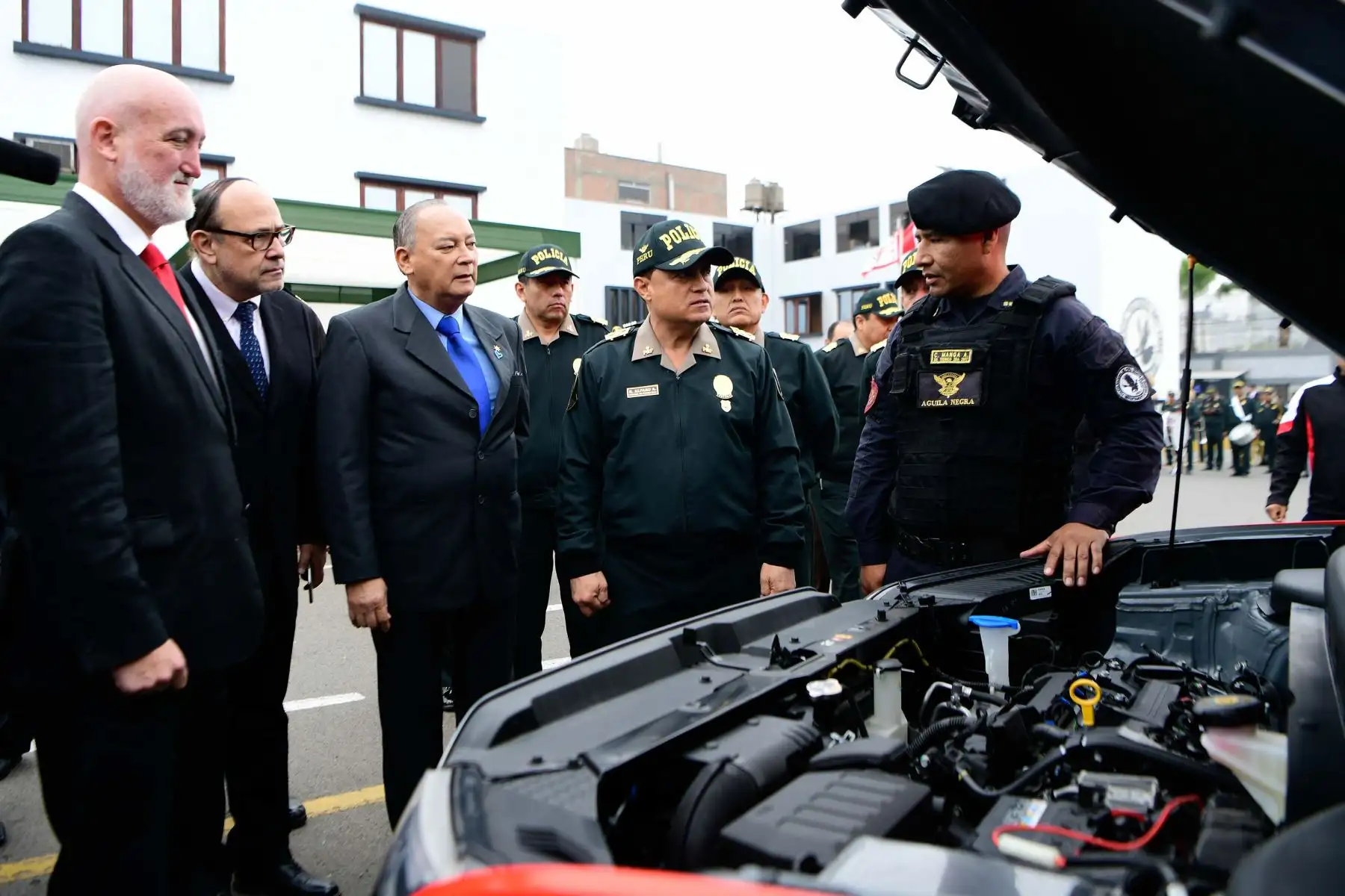 La entrega de este importante lote de unidades vehiculares se realizó esta mañana en la sede del Departamento de Seguridad de Bancos - Depseban Águila Negra, en Santa Anita, a la que asistió el viceministro de Orden Interno del Ministerio del Interior, Abel Gamarra Malpartida, y el comandante general de la PNP, general de Policía Raúl Alfaro Alvarado. 
Foto: ANDINA/MININTER