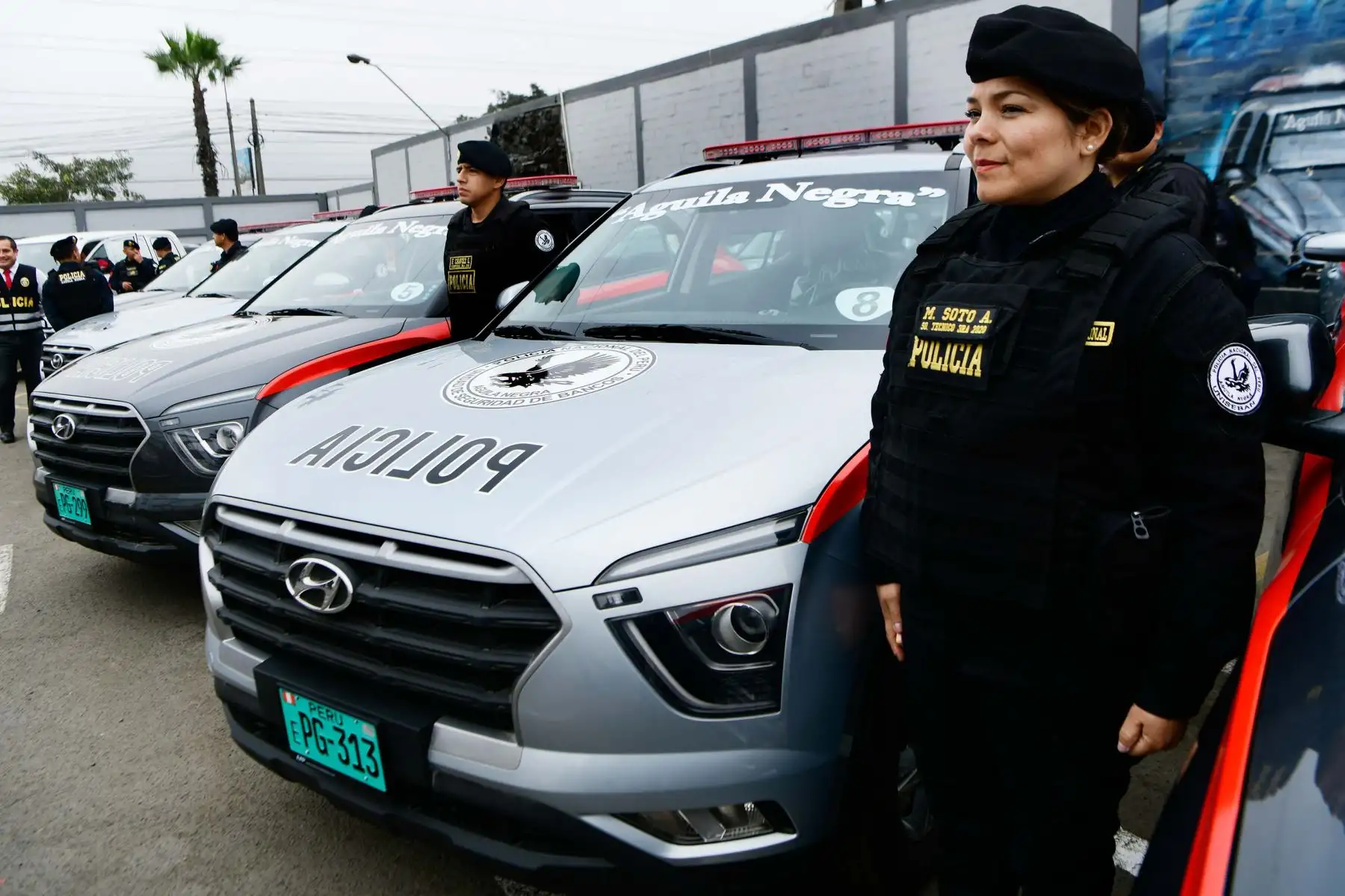 La donación de los vehículos, entre camionetas, furgonetas y motocicletas, se dio en mérito al cumplimiento del convenio interinstitucional suscrito entre la Asociación de Bancos del Perú (Asbanc) y la Policía Nacional, cuya alianza estratégica ya tiene cerca de 40 años.
Foto: ANDINA/MININTER