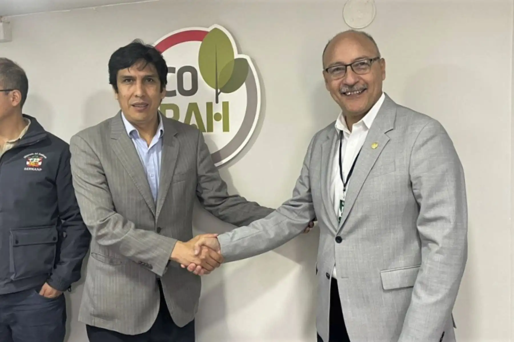El director de las Áreas Naturales Protegidas (Sernanp) , José Carlos Nieto Navarrete, y el director ejecutivo del Proyecto Especial Corah, Julio César Vela Utor, establecieron una alianza estratégica con el objetivo de contribuir a la conservación de la biodiversidad y el sostenimiento ambiental en nuestro país. ANDINA/ Mininter