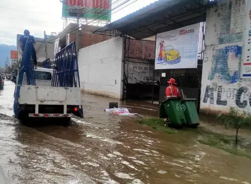 La ciudad de Cajamarca soportó una fuerte lluvia con granizo y descargas eléctricas que inundó varias calles.