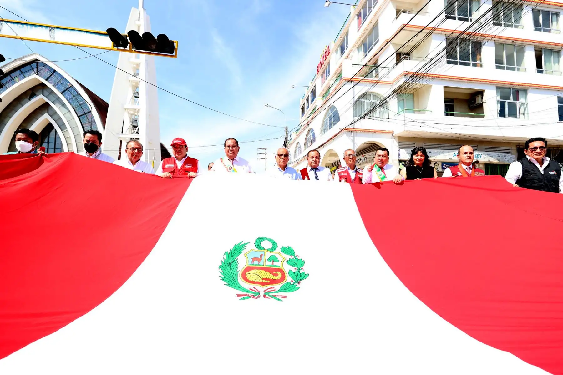 El presidente del Consejo de Ministros, Aníbal Torres, junto con el titular de Vivienda, participa en los actos protocolares por la Semana Jubilar de Pucallpa. La actividad inició con el Paseo de Bandera por las principales calles de la ciudad. Foto: PCM El presidente del Consejo de Ministros, Aníbal Torres, junto con el titular de Vivienda, participa en los actos protocolares por la Semana Jubilar de Pucallpa. La actividad inició con el Paseo de Bandera por las principales calles de la ciudad. Foto: PCM