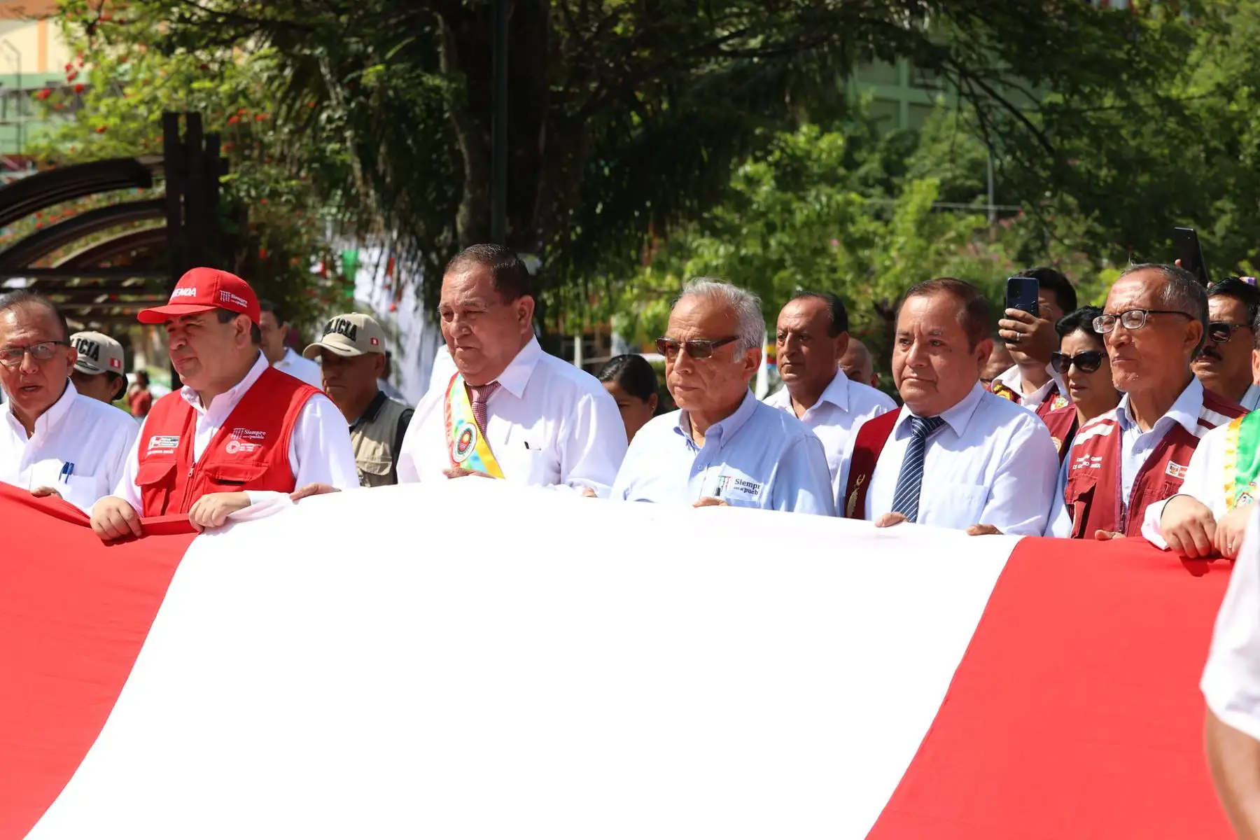 El presidente del Consejo de Ministros, Aníbal Torres, junto con el titular de Vivienda, participa en los actos protocolares por la Semana Jubilar de Pucallpa. La actividad inició con el Paseo de Bandera por las principales calles de la ciudad. Foto: PCM El presidente del Consejo de Ministros, Aníbal Torres, junto con el titular de Vivienda, participa en los actos protocolares por la Semana Jubilar de Pucallpa. La actividad inició con el Paseo de Bandera por las principales calles de la ciudad. Foto: PCM