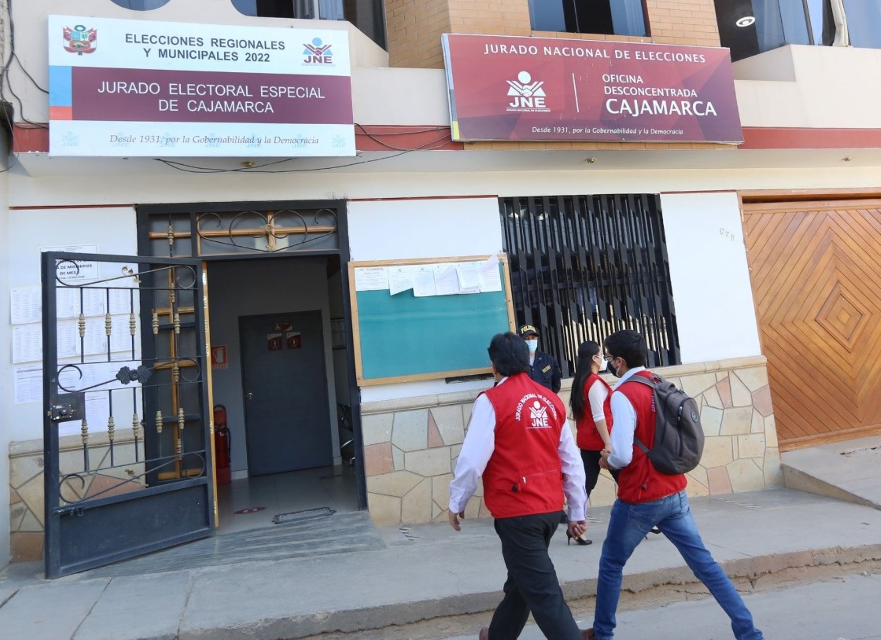 El JNE revocó la resolución del JEE de Cajamarca que había declarado improcedente la inscripción de la lista Cajamarca Siempre Verde para las elecciones municipales del 2 de octubre. De esta manera se confirma la elección de Joaquín Ramírez como alcalde provincial de Cajamarca.