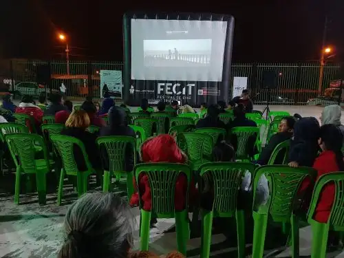 Más de 50 personas del centro poblado Alto Trujillo, distrito de El Porvenir, en Trujillo, disfrutaron de la magia del cine y vieron una película en pantalla gigante por primera vez en sus vidas. Foto: Luis Puell