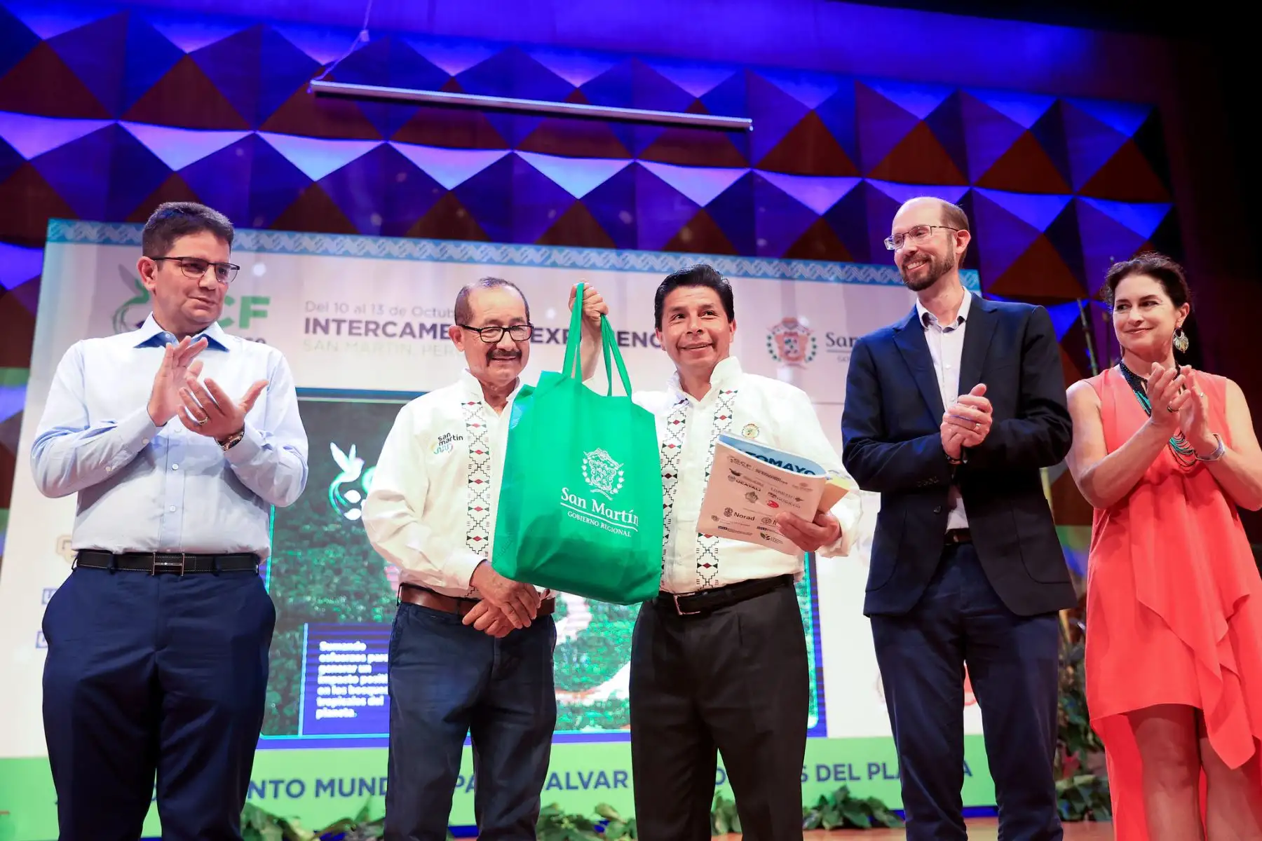 En la región San Martín, el presidente de la República, Pedro Castillo Terrones, participa en intercambio de Experiencias del Grupo de Trabajo de gobernadores por el clima y el bosque

Foto: ANDINA/Prensa Presidencia