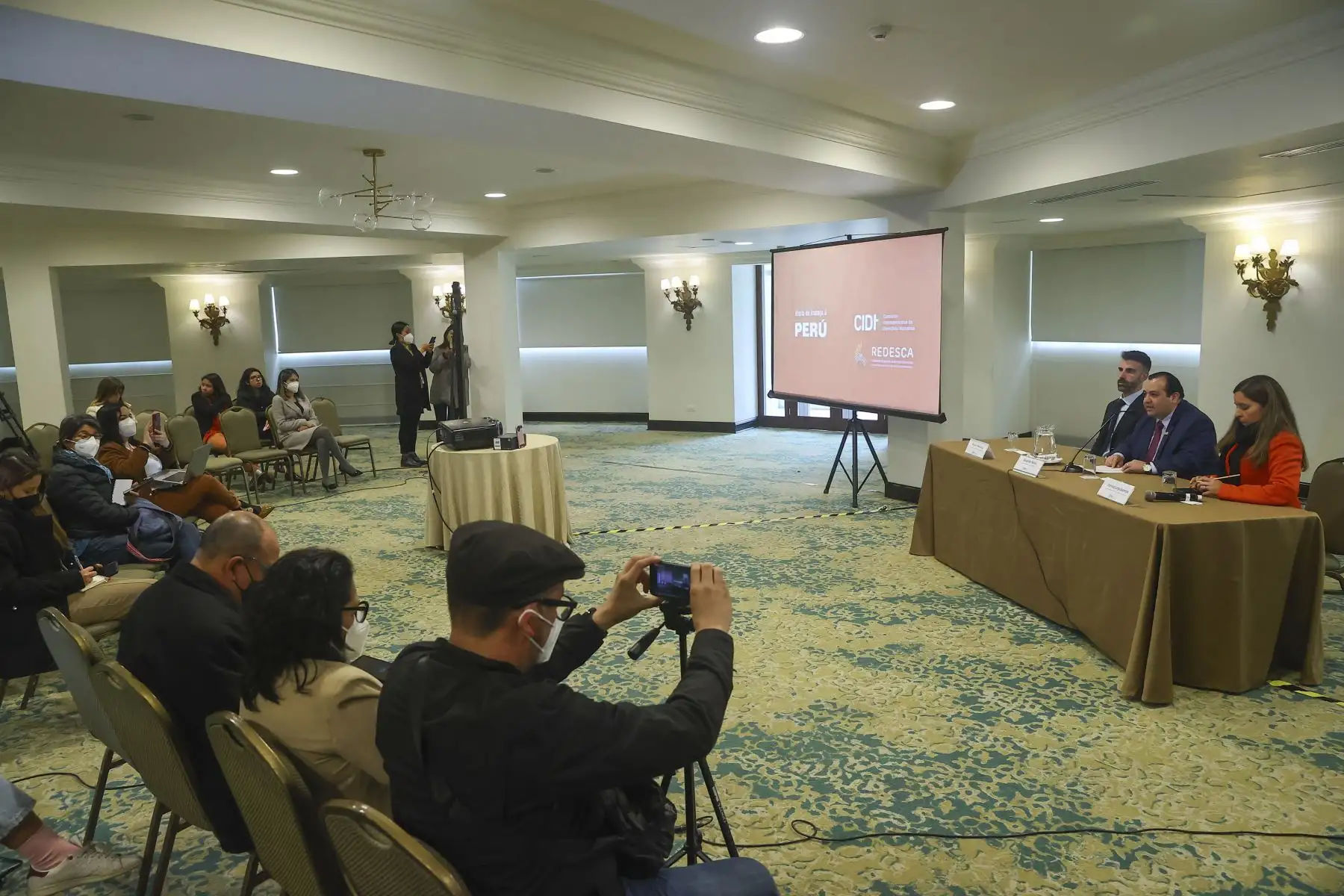 El comisionado Stuardo Ralón, vicepresidente de la Comisión Interamericana de Derechos Humanos (CIDH), presentó en conferencia de prensa las conclusiones de la visita de trabajo realizada en el Perú para observar la situación de la institucionalidad democrática y de los derechos económicos, sociales y culturales, particularmente en torno a los derrames de petróleo.

Foto:ANDINA/Andrés Valle