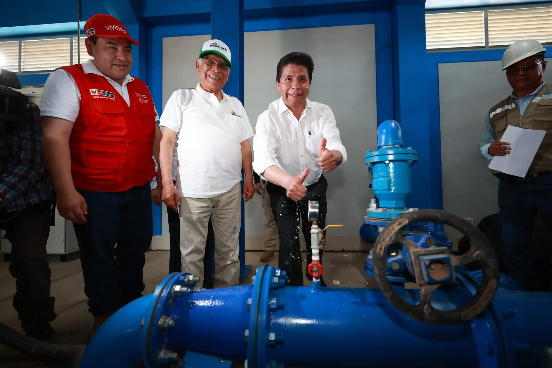 Mandatario Pedro Castillo Terrones inspecciona obras de mejoramiento del sistema de agua potable y alcantarillado, en el distrito de Manantay, región Ucayali.

Foto:ANDINA/Presidencia