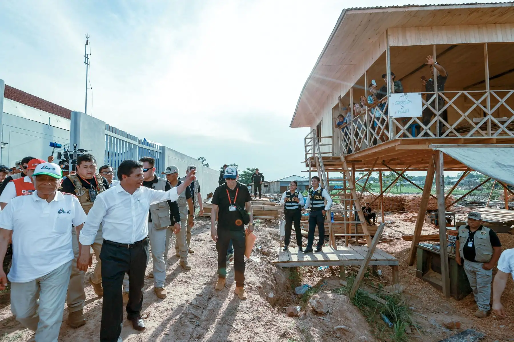Mandatario Pedro Castillo Terrones inspecciona obras de mejoramiento del sistema de agua potable y alcantarillado, en el distrito de Manantay, región Ucayali.

Foto:ANDINA/Presidencia