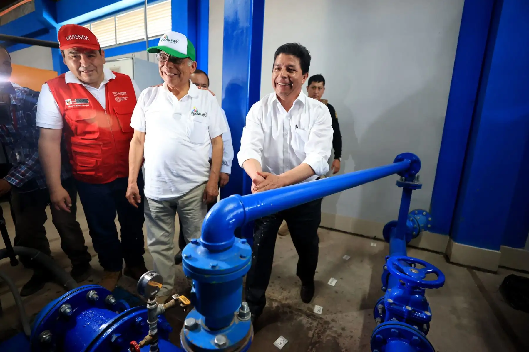 Mandatario Pedro Castillo Terrones inspecciona obras de mejoramiento del sistema de agua potable y alcantarillado, en el distrito de Manantay, región Ucayali.

Foto:ANDINA/Presidencia