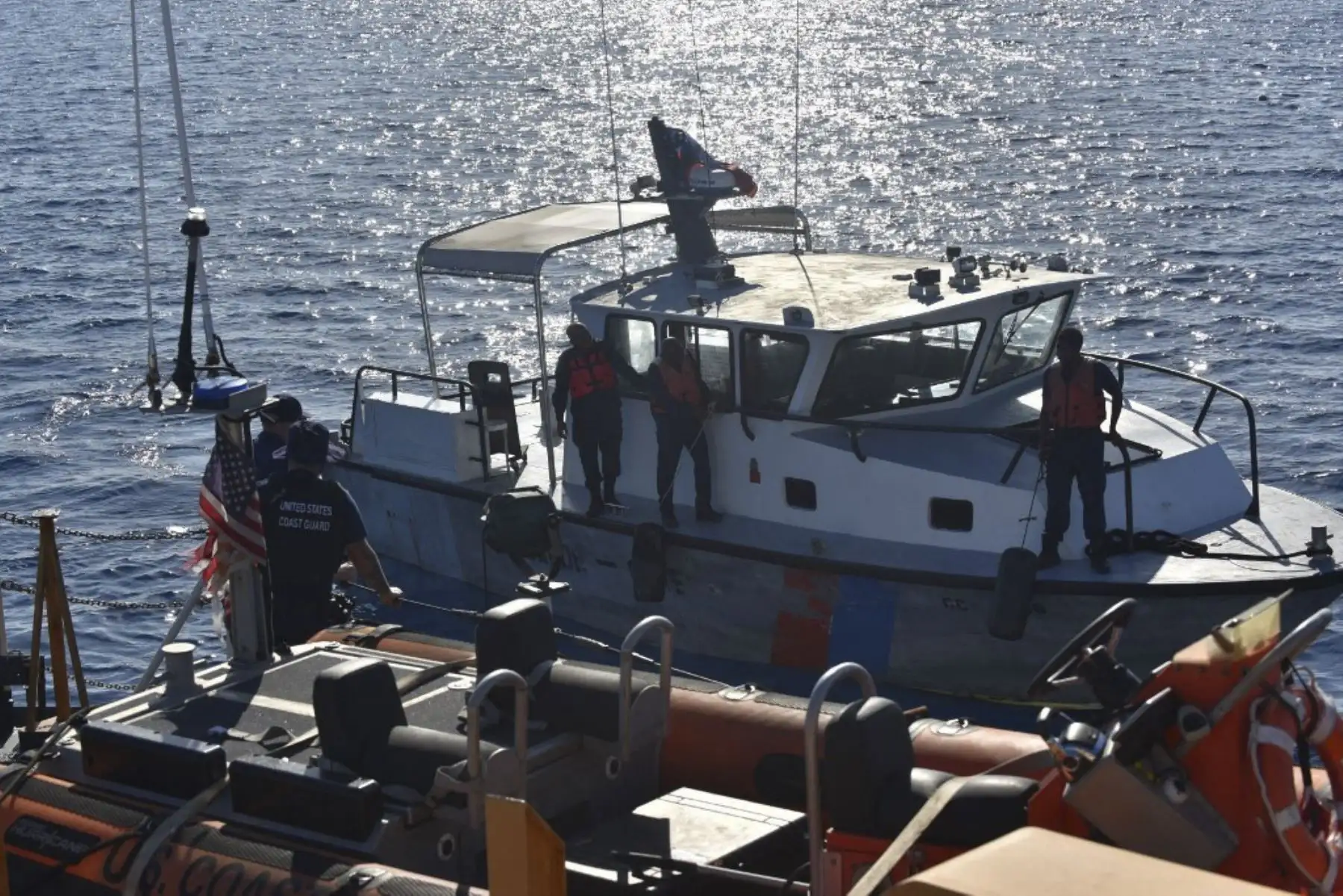 Miembros de la tripulación del USCG Cutter Northland patrullando con la Guardia Costera de Haití en las cercanías de Puerto Príncipe. Foto: AFP