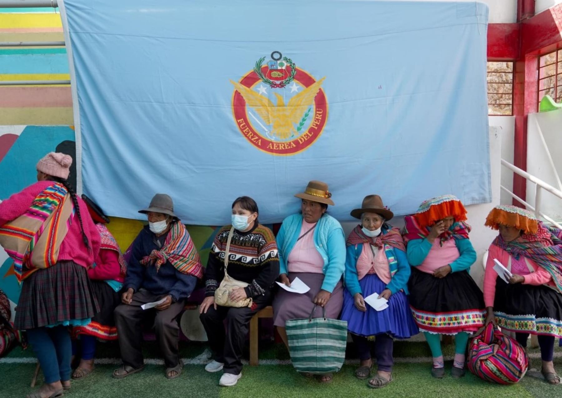 Fuerzas Armadas trasladan más de 14 toneladas de ayuda humanitaria para beneficiar a pobladores de diversas comunidades del distrito de Lares, región Cusco.