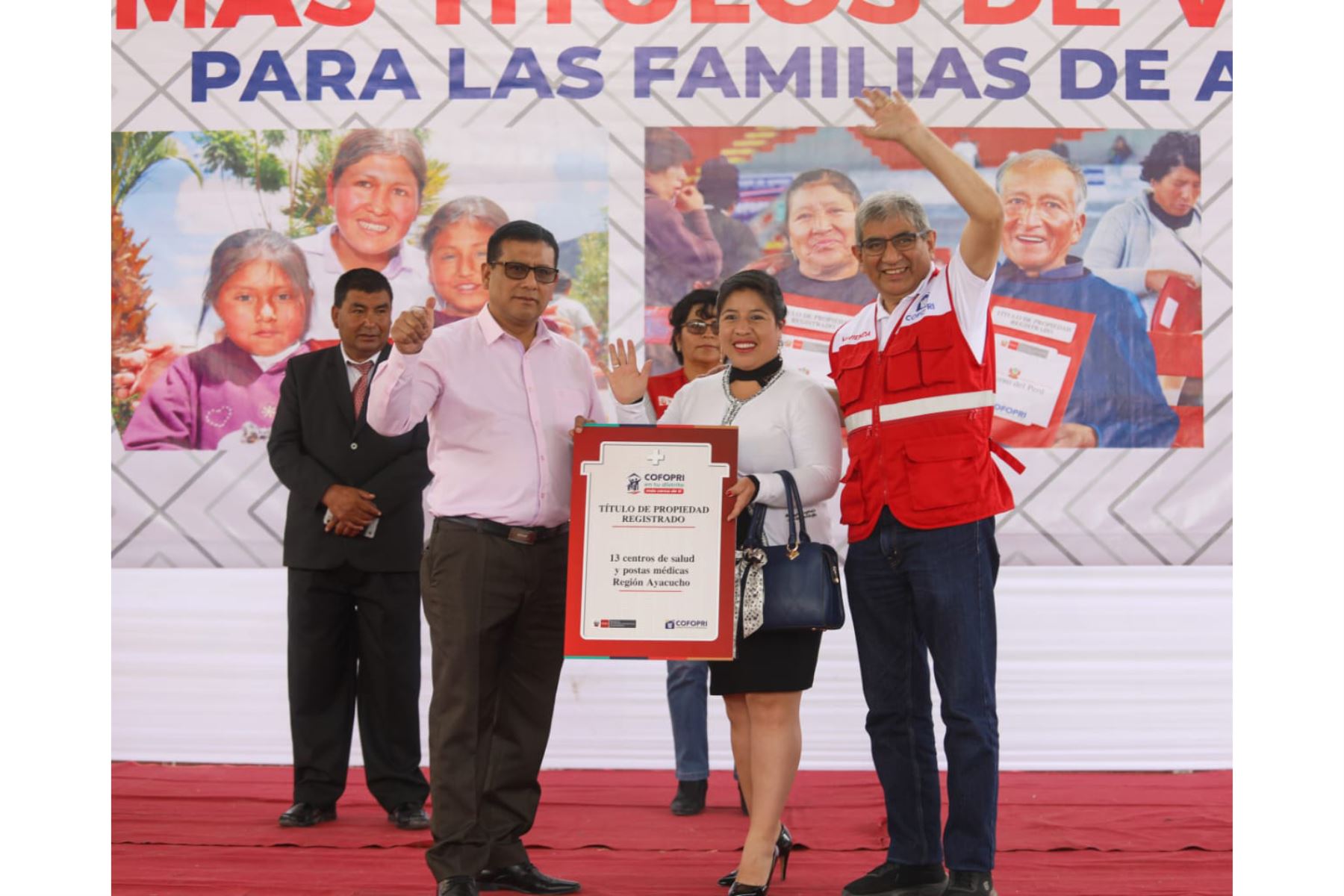 Entregan más de 2,100 títulos de propiedad a familias e instituciones públicas de Ayacucho.