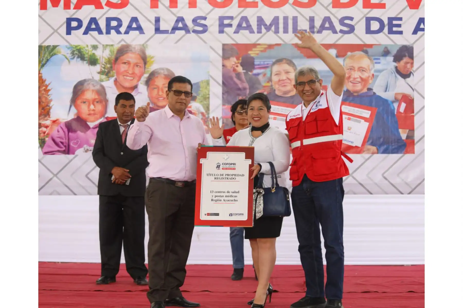 Entregan más de 2,100 títulos de propiedad a familias e instituciones públicas de Ayacucho.