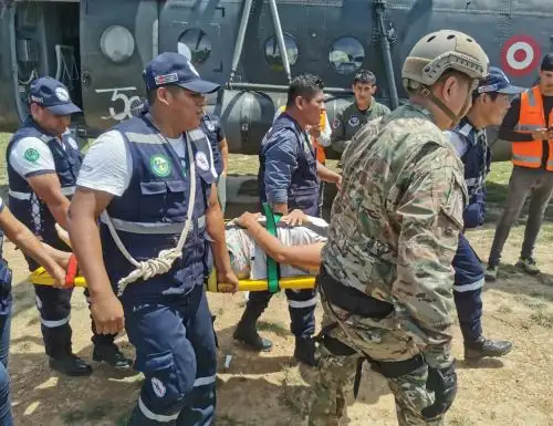 Equipo de la FAP rescató a los 12 pasajeros y tripulantes de una avioneta de la aerolínea Saeta que aterrizó de emergencia en plena selva de Loreto.