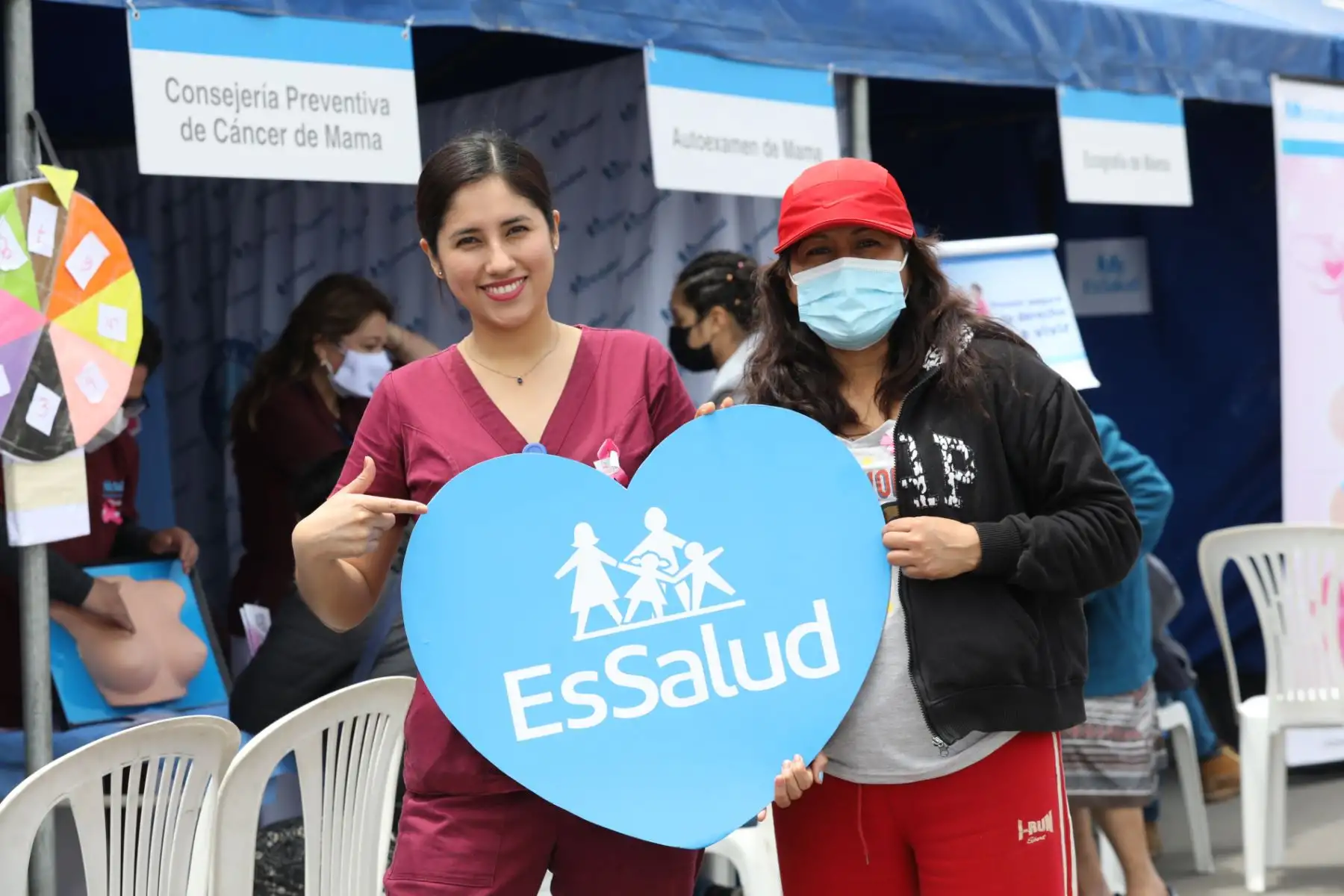 Un grupo de mujeres nadadoras, entre las que figuran pacientes que vencieron el cáncer de mama, se sumaron a la campaña preventiva que promueve EsSalud contra ese mal oncológico y formaron un lazo de color rosa en el mar de la playa Agua Dulce, en Chorrillos. Foto: EsSalud