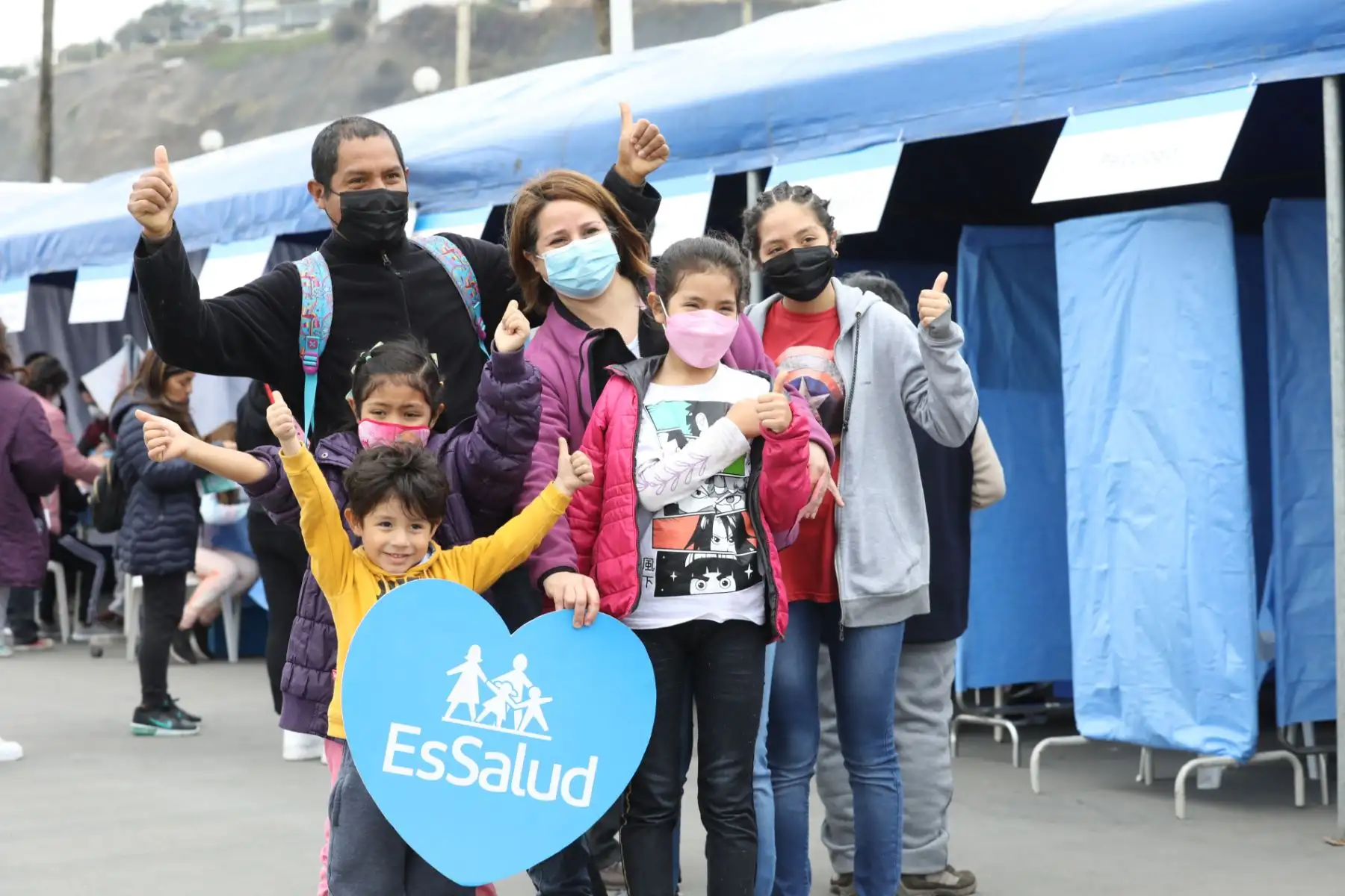 Un grupo de mujeres nadadoras, entre las que figuran pacientes que vencieron el cáncer de mama, se sumaron a la campaña preventiva que promueve EsSalud contra ese mal oncológico y formaron un lazo de color rosa en el mar de la playa Agua Dulce, en Chorrillos. Foto: EsSalud