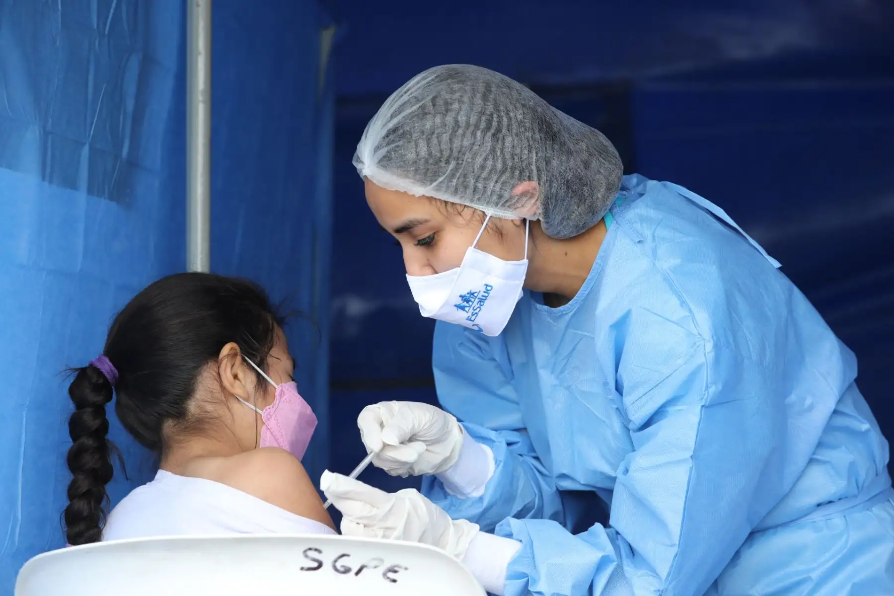 Un grupo de mujeres nadadoras, entre las que figuran pacientes que vencieron el cáncer de mama, se sumaron a la campaña preventiva que promueve EsSalud contra ese mal oncológico y formaron un lazo de color rosa en el mar de la playa Agua Dulce, en Chorrillos. Foto: EsSalud