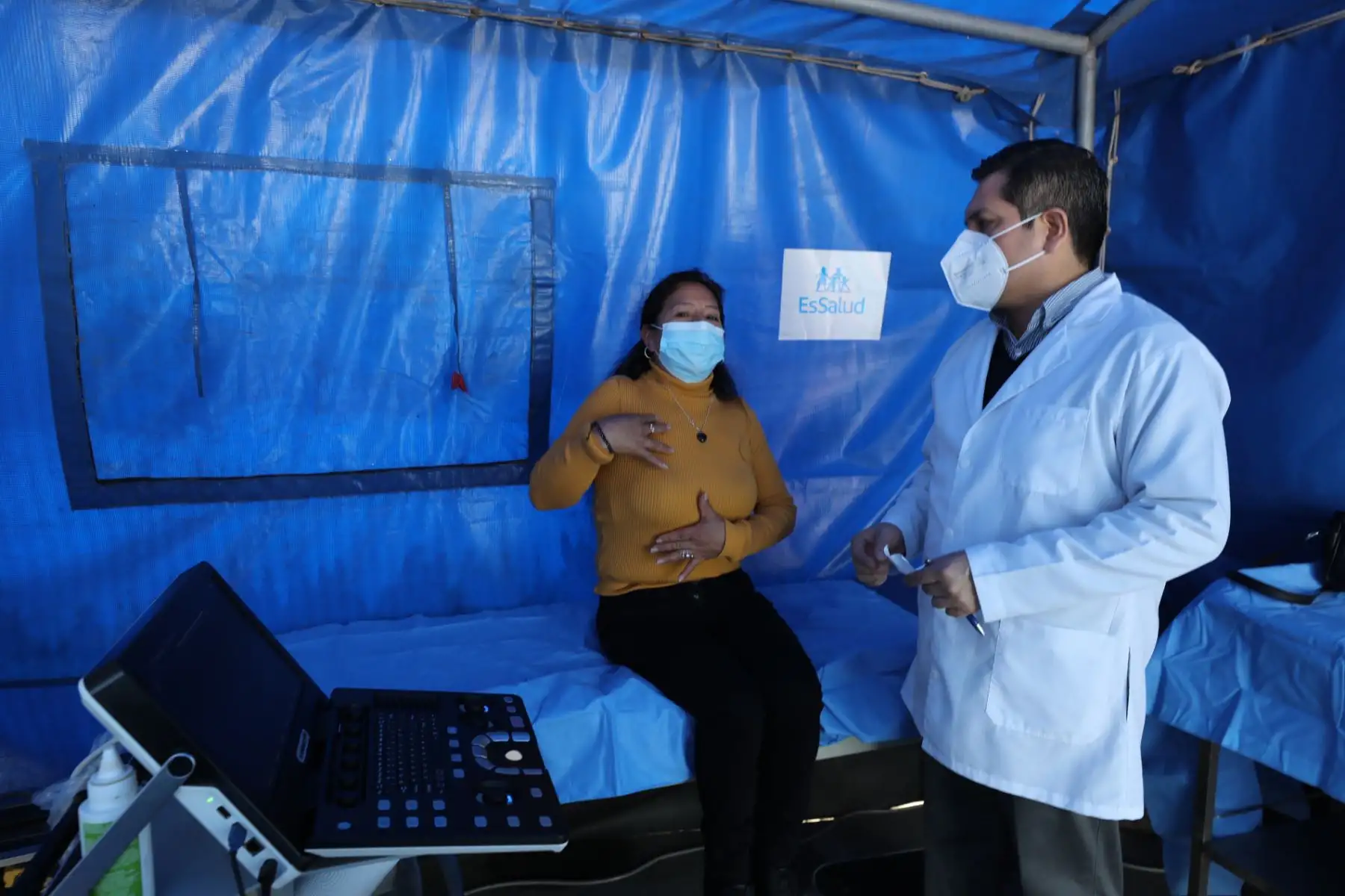 Un grupo de mujeres nadadoras, entre las que figuran pacientes que vencieron el cáncer de mama, se sumaron a la campaña preventiva que promueve EsSalud contra ese mal oncológico y formaron un lazo de color rosa en el mar de la playa Agua Dulce, en Chorrillos. Foto: EsSalud