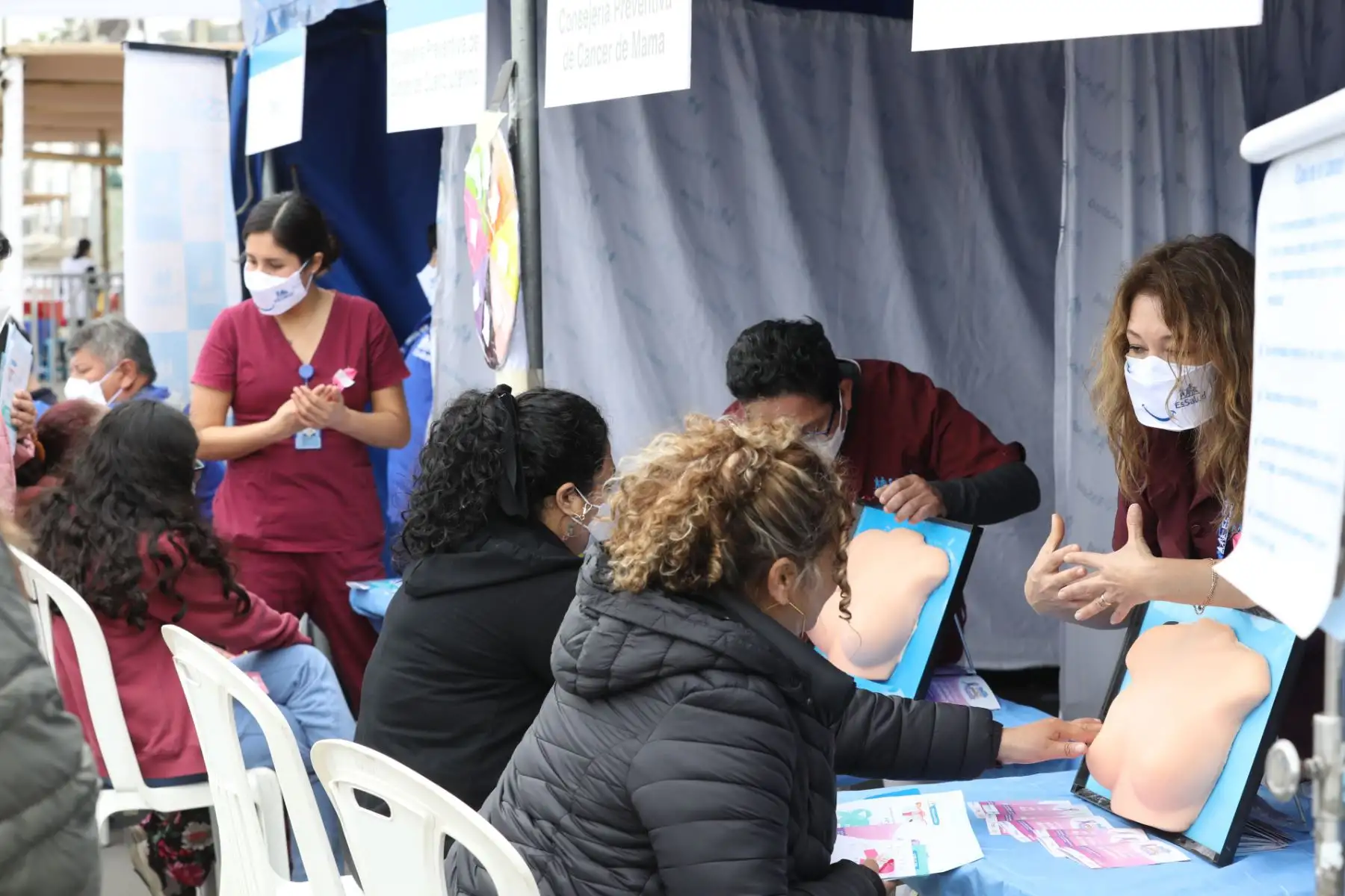 Un grupo de mujeres nadadoras, entre las que figuran pacientes que vencieron el cáncer de mama, se sumaron a la campaña preventiva que promueve EsSalud contra ese mal oncológico y formaron un lazo de color rosa en el mar de la playa Agua Dulce, en Chorrillos. Foto: EsSalud
