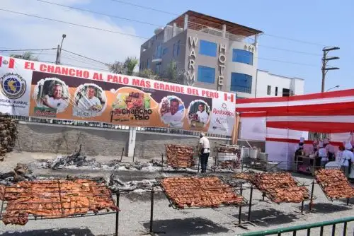 Con la donación de más de dos toneladas del chancho al palo para la población de extrema pobreza y comedores populares de la provincia de Huaral, se inauguró el IX Festival del Chancho al Palo, que se desarrolla en el boulevard gastronómico y cultural de la mencionada ciudad.