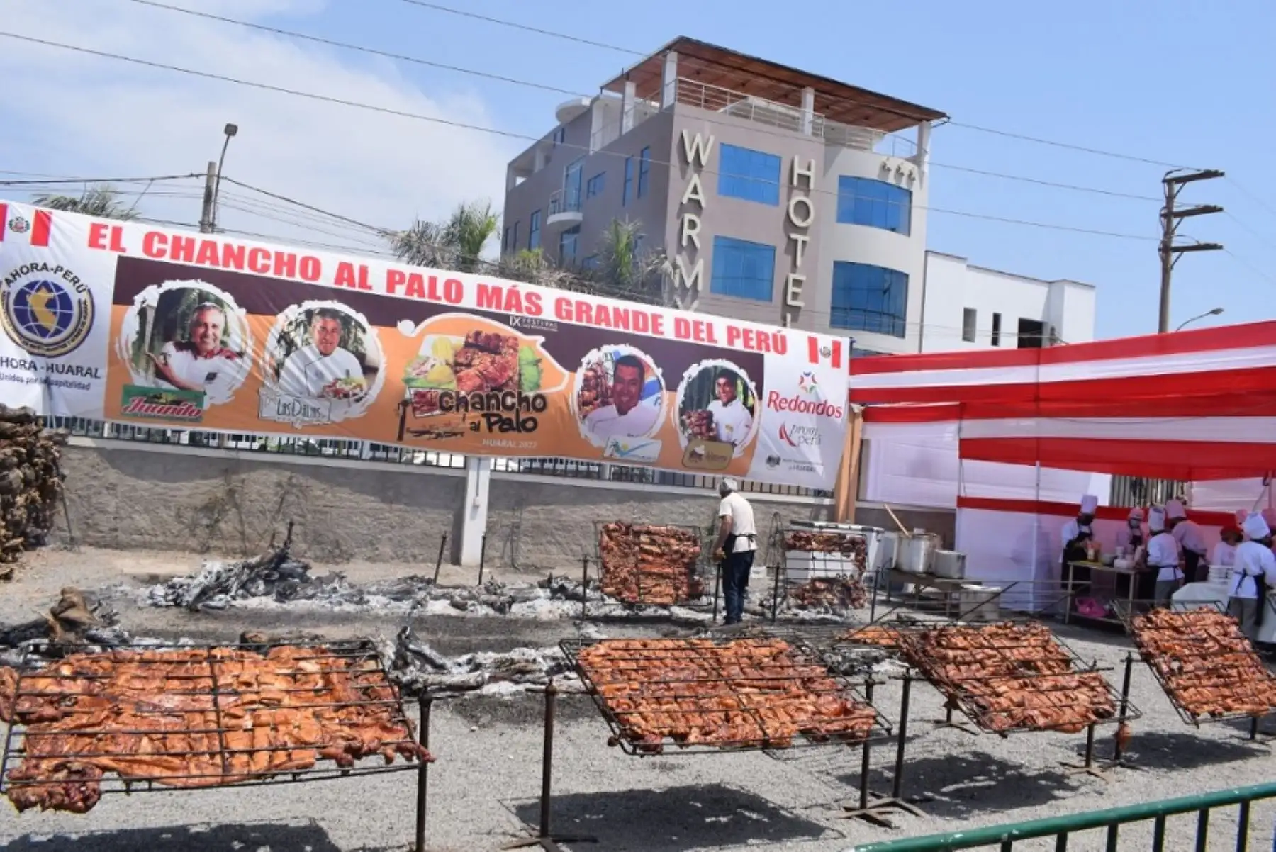 Con la donación de más de dos toneladas del chancho al palo para la población de extrema pobreza y comedores populares de la provincia de Huaral, se inauguró el IX Festival del Chancho al Palo, que se desarrolla en el boulevard gastronómico y cultural de la mencionada ciudad.